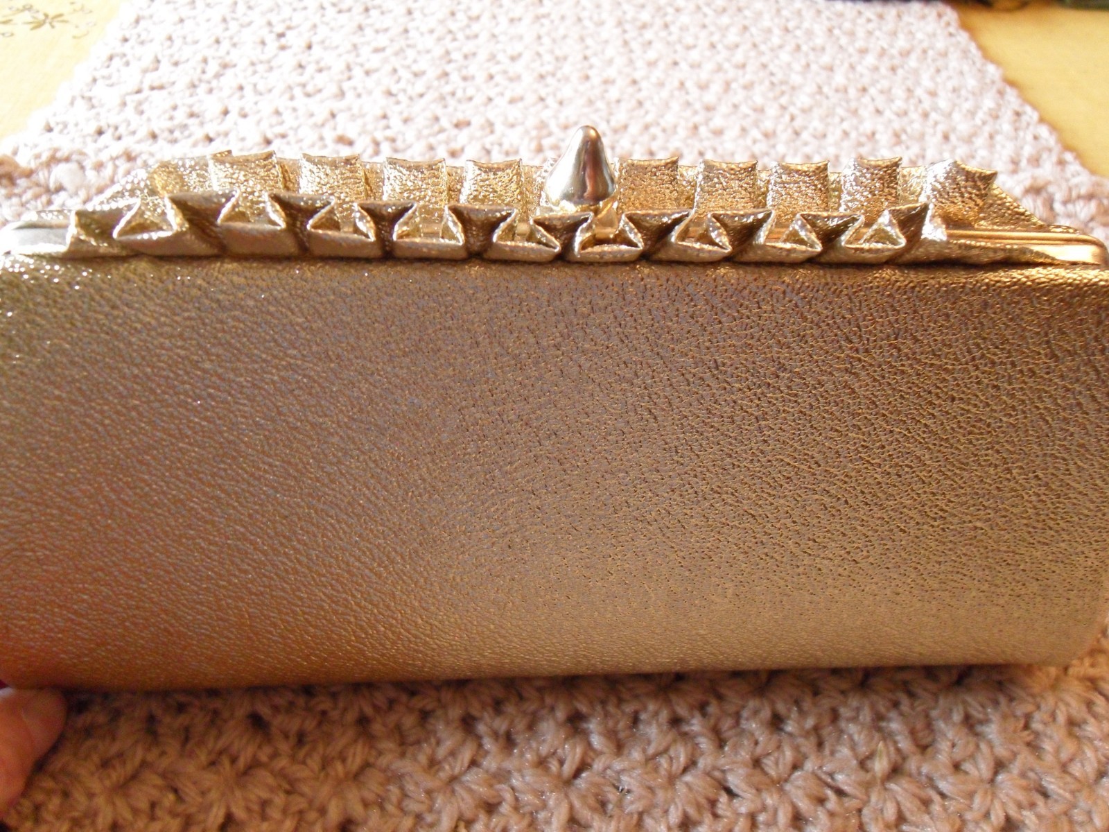 VINTAGE GOLD TEXTURED EVENING/DRESS CLUTCH PURSE / METAL CHORD STRAP