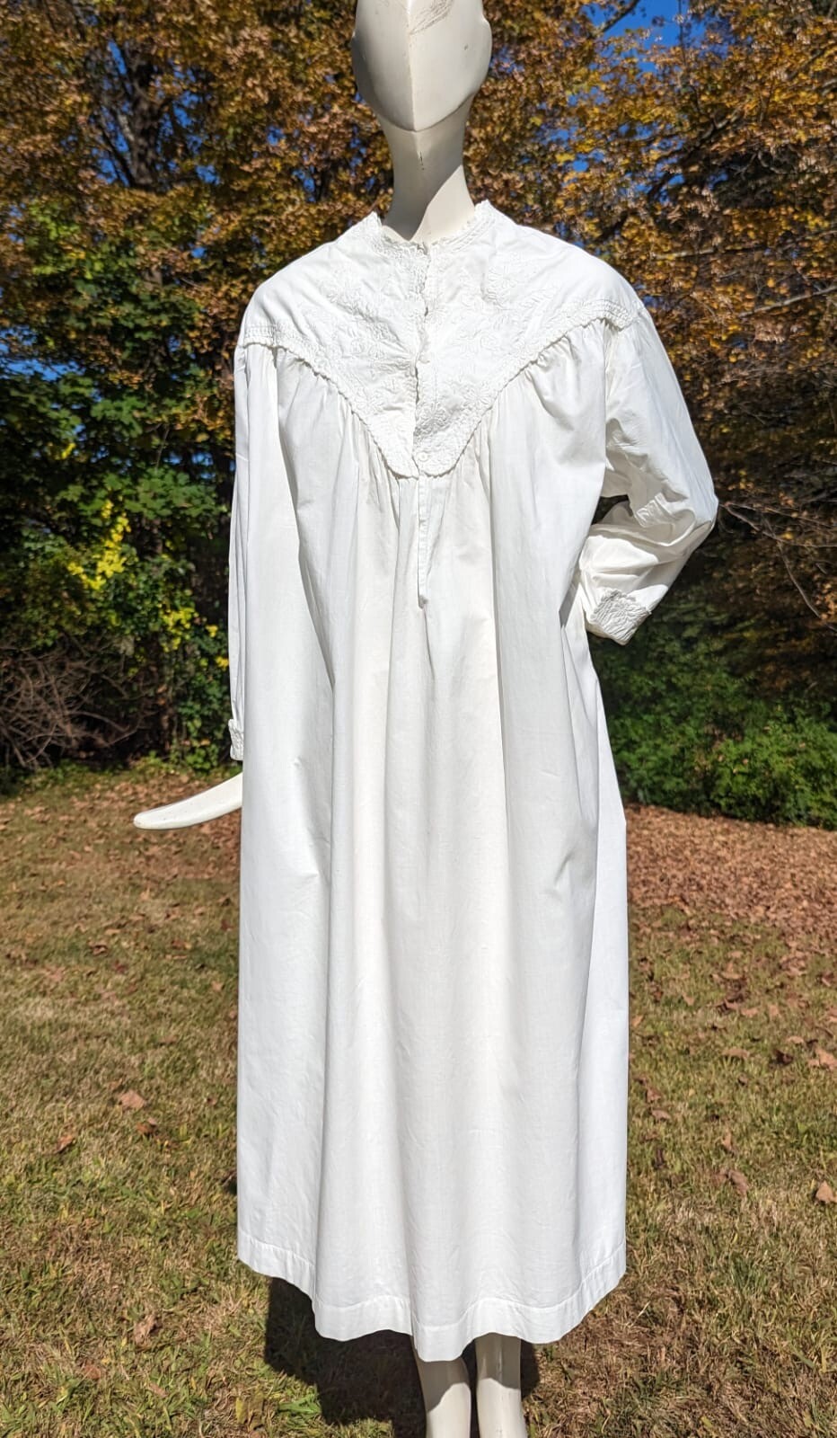 MID 19TH C WHITE LINEN DRESSING GOWN W EMBROIDERED TOP + CUFFS