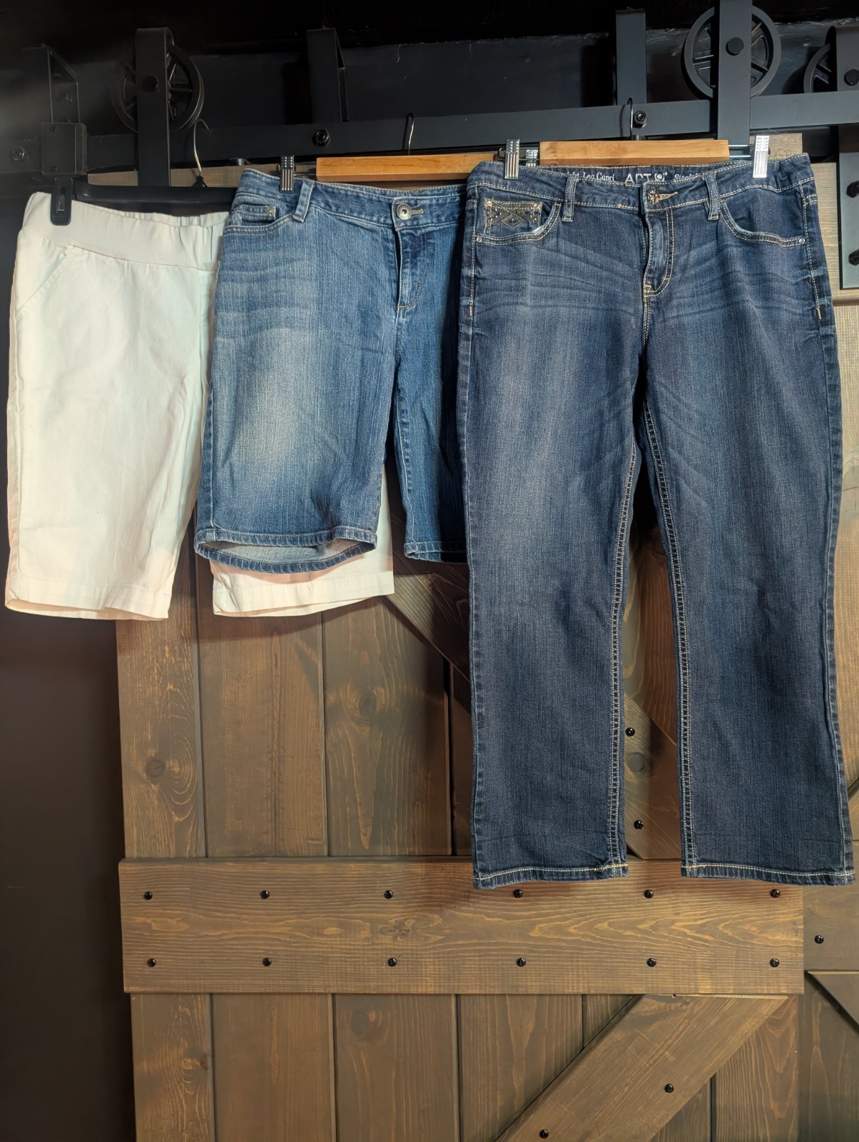 Women’s Capris & 2 Long Shorts Size8: Apt. 9; Eddie Bauer Medblue Denim + White
