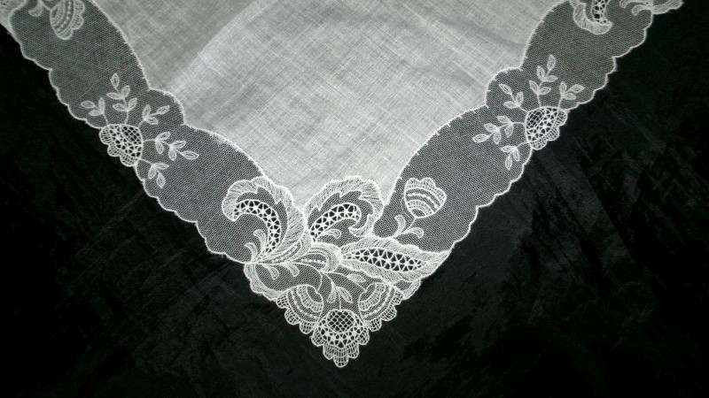 VTG VICTORIAN STYLE WHITE FINE COTTON NET LACE EMBROIDERED FLOWER WEDDING HANKY