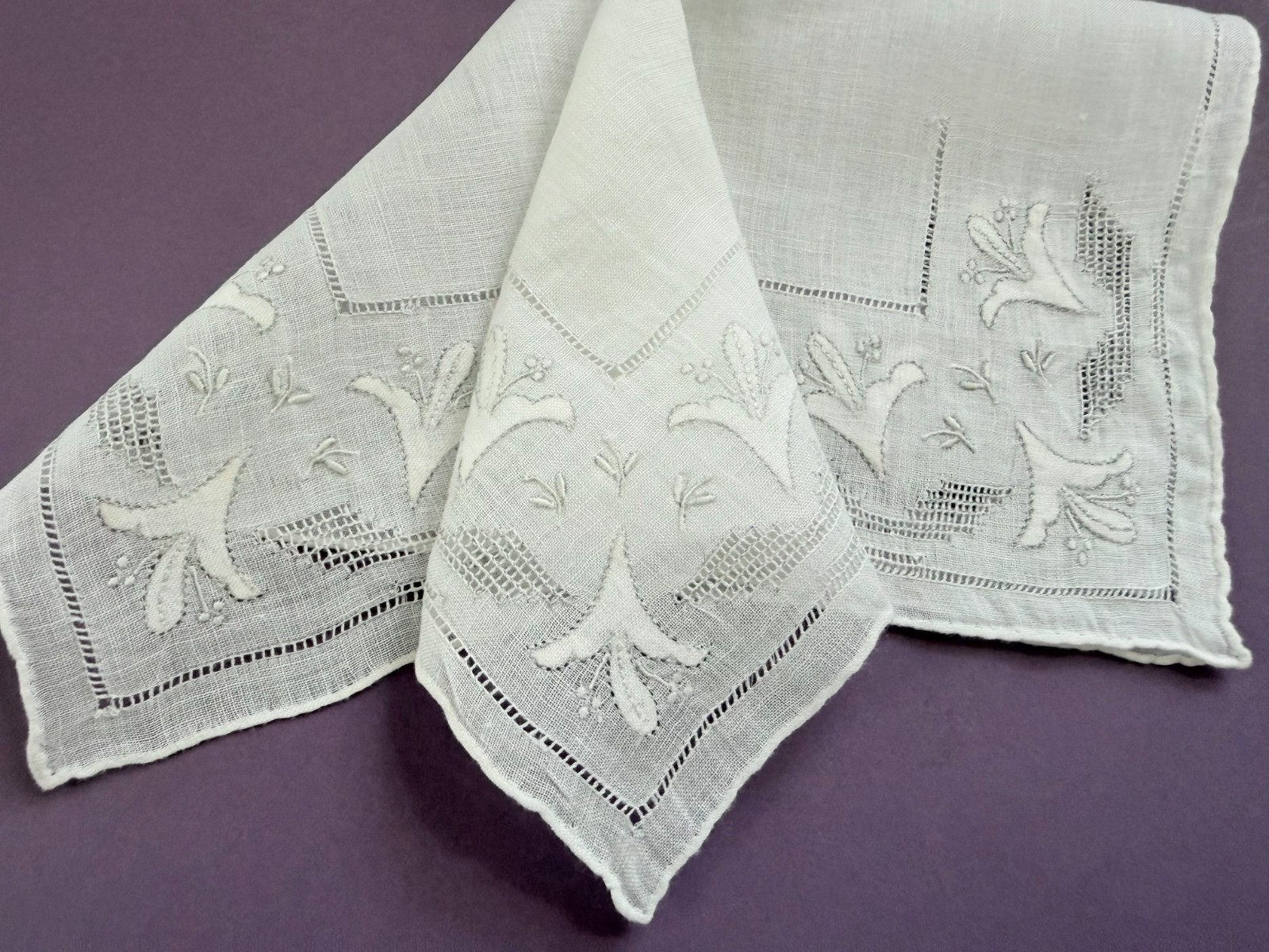 VINTAGE HANKY 1920s WHITE LINE PUNCH WORK APPLIQUE EMBROIDERY HAND ROLL CLASSIC