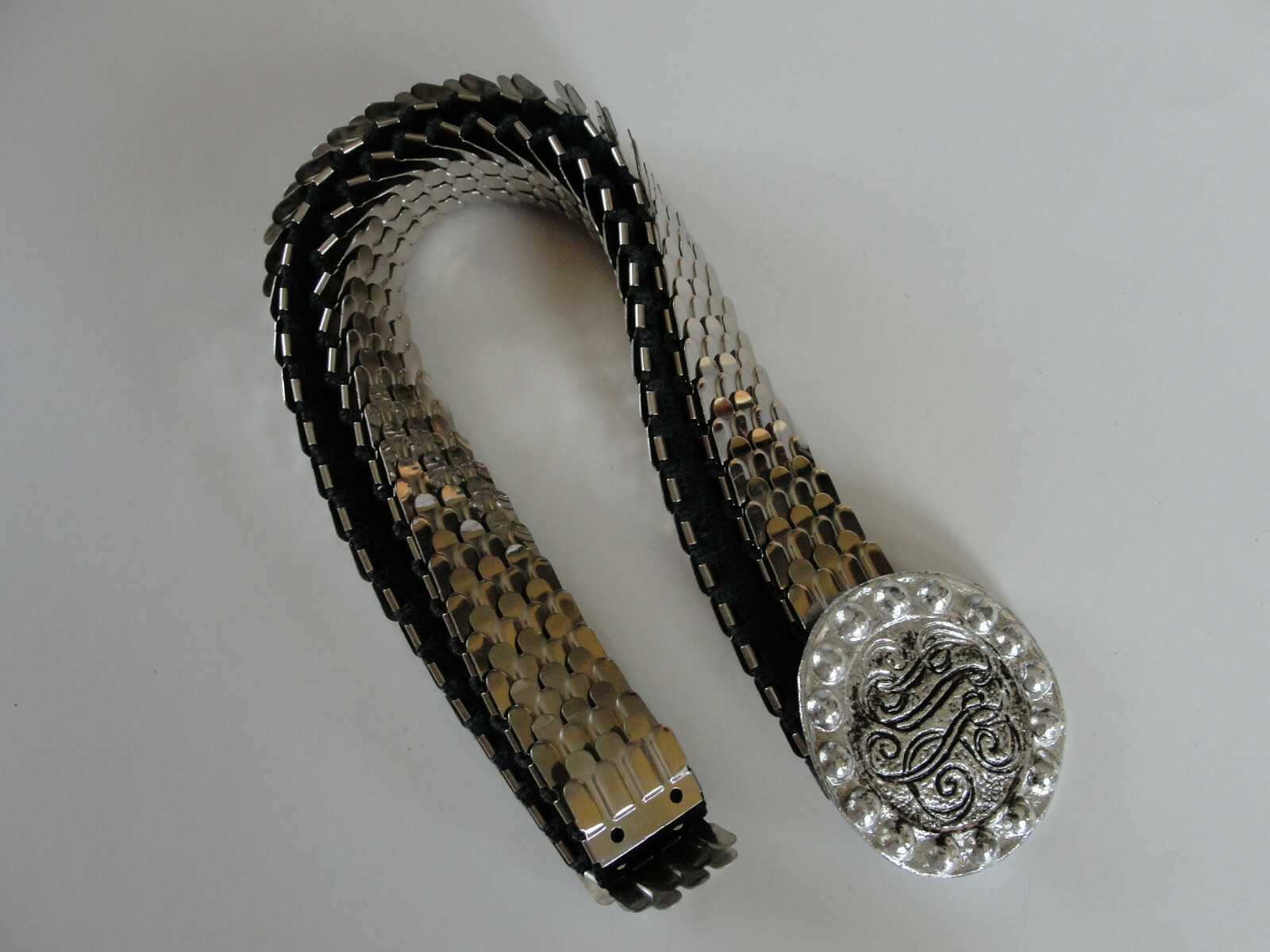 Retro 1970’s – 1980’s Silvertone Fishscale Stretch Belt Large Round Buckle