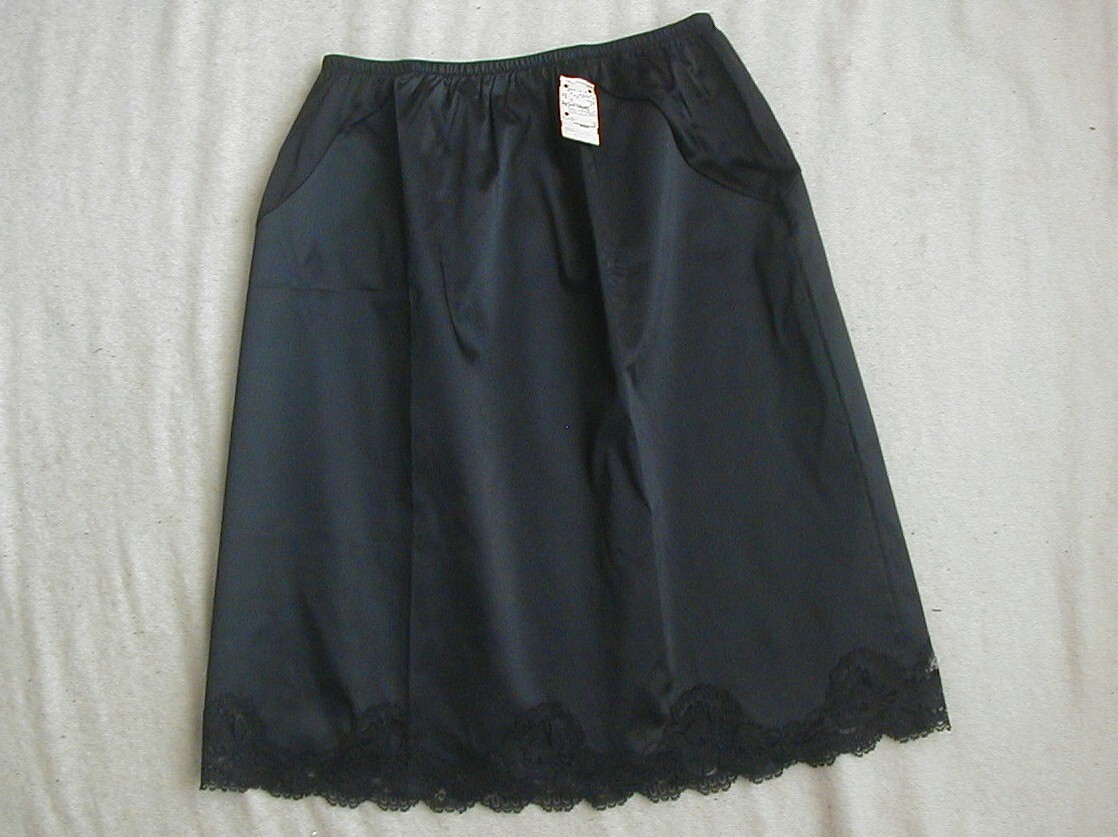 NWT Vintage 80s Black Antron III Nylon 21 1/2″ Half Slip Size Medium
