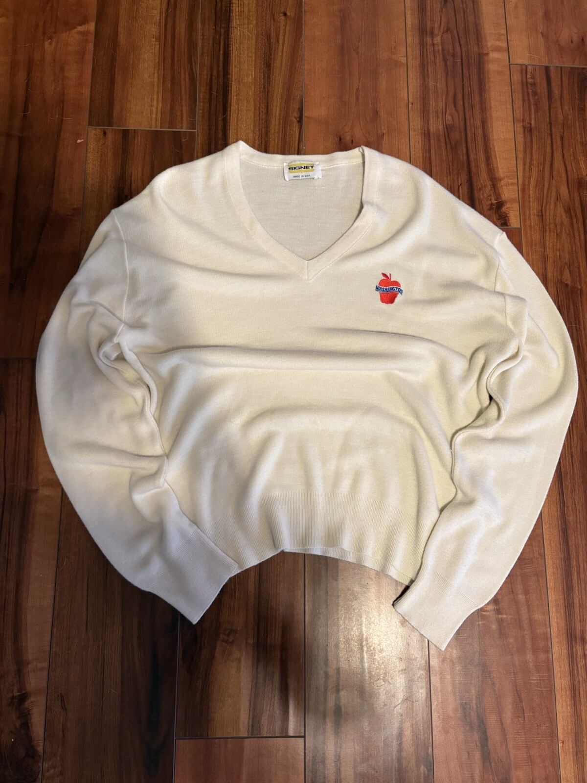Vintage 90’s Cream Washington State Apple Embroidered V Neck Knit Sweater