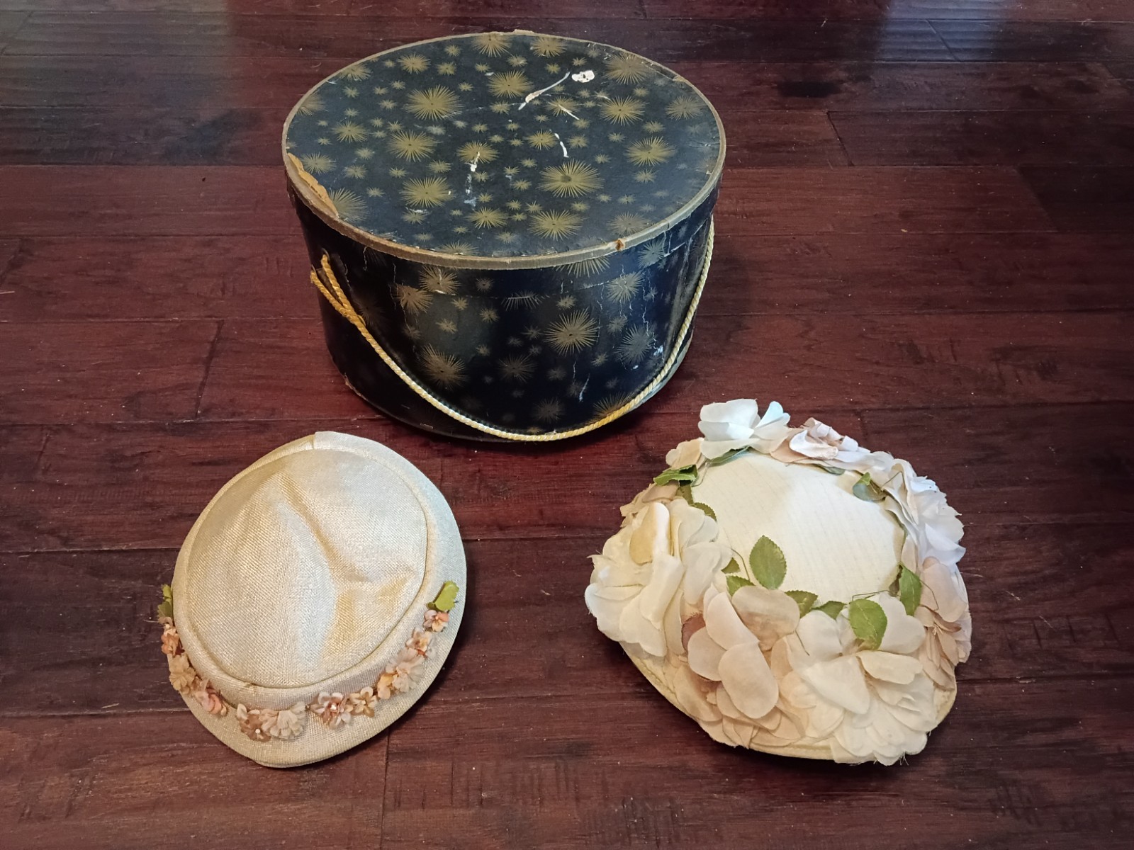 2 Vintage Ladies Hats With A Vintage Hat Box