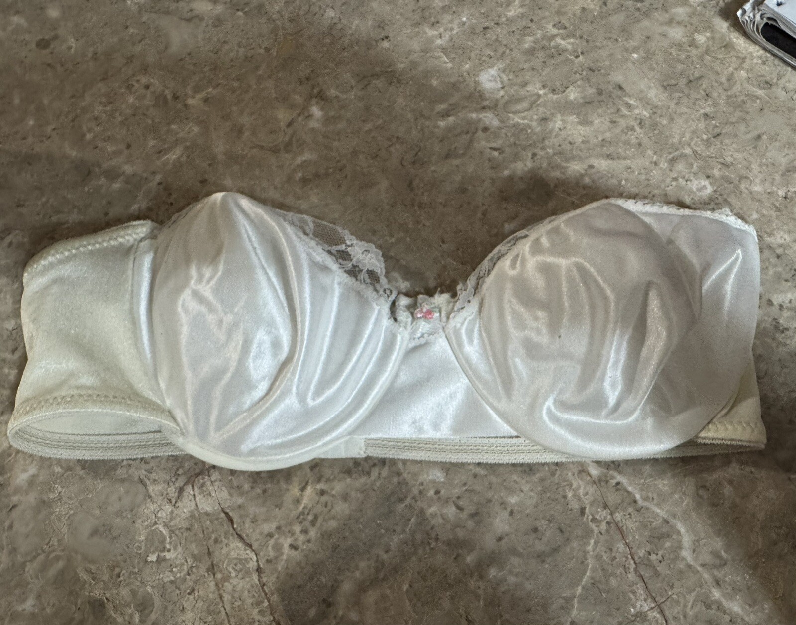 VINTAGE LOVABLE STRAPLESS BRA! 36 C. WHITE