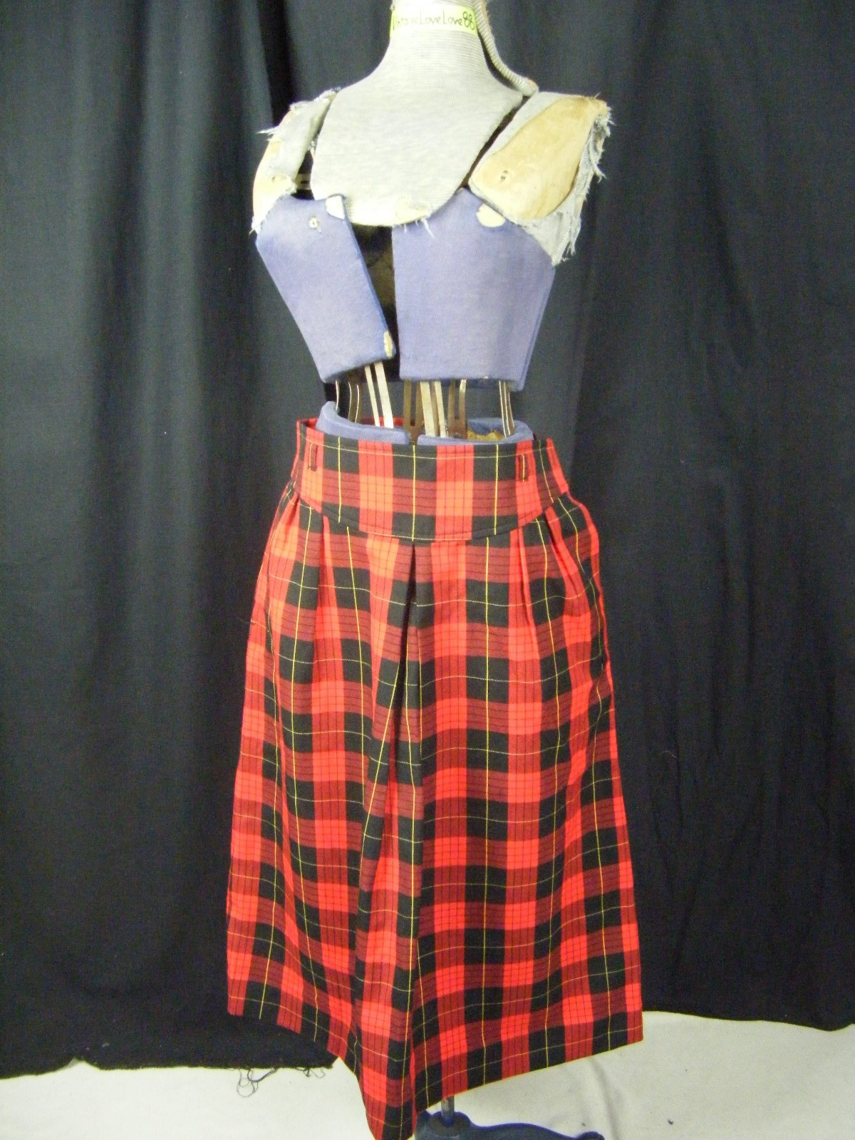 YOUNG PENDLETON Vtg 60-70s Red Black Plaids Pure Wool Skirt-Waist 28”