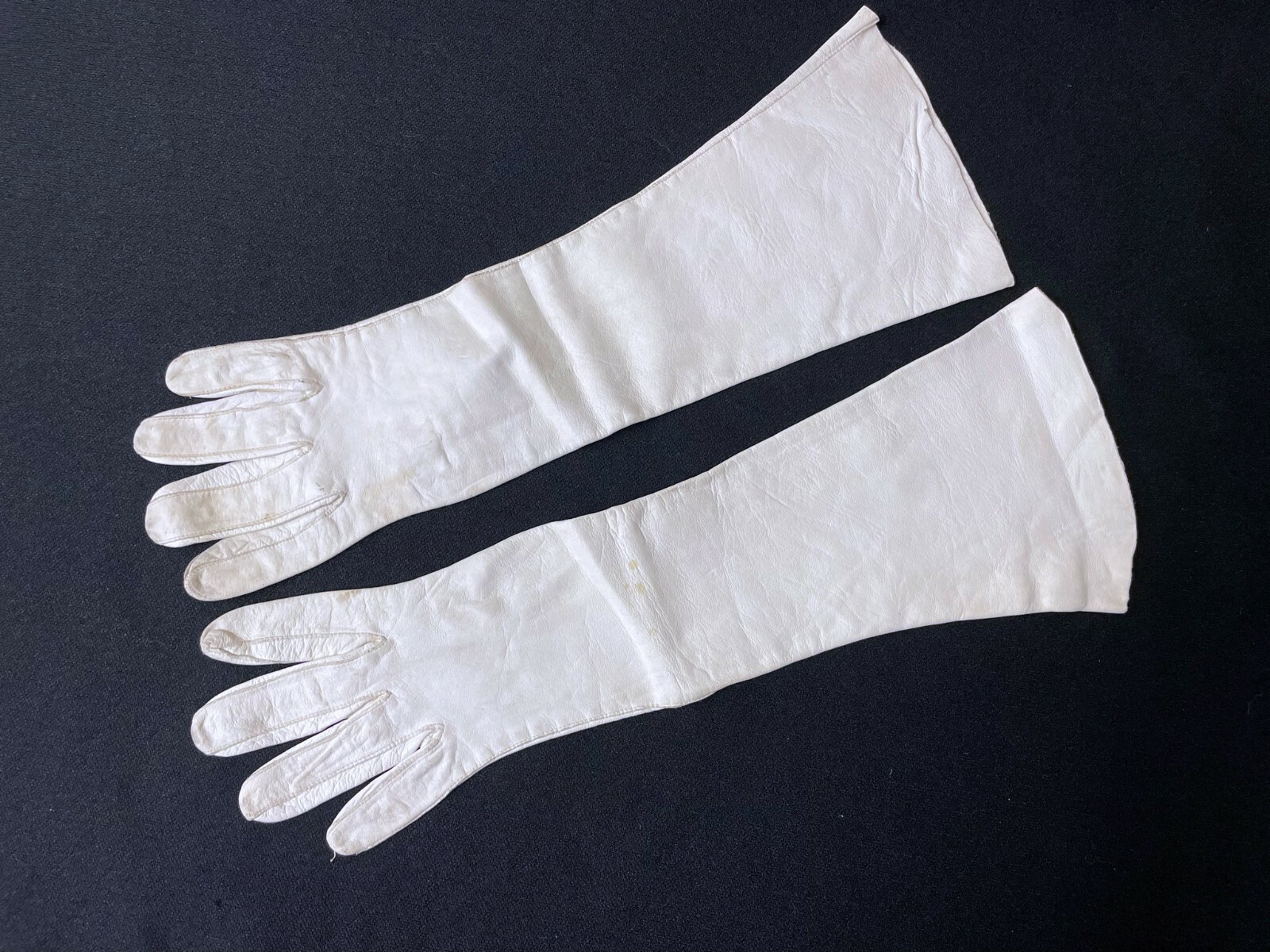 VINTAGE BUTTERY SOFT WHITE LEATHER OPERA GLOVES MADE IN ITALY 14.5″ LONG SZ 7