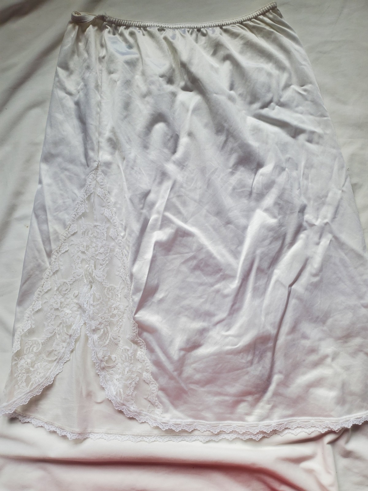 Vintage half slip sz M-no brand tag-13″ lace trimmed slit back-White lace trim