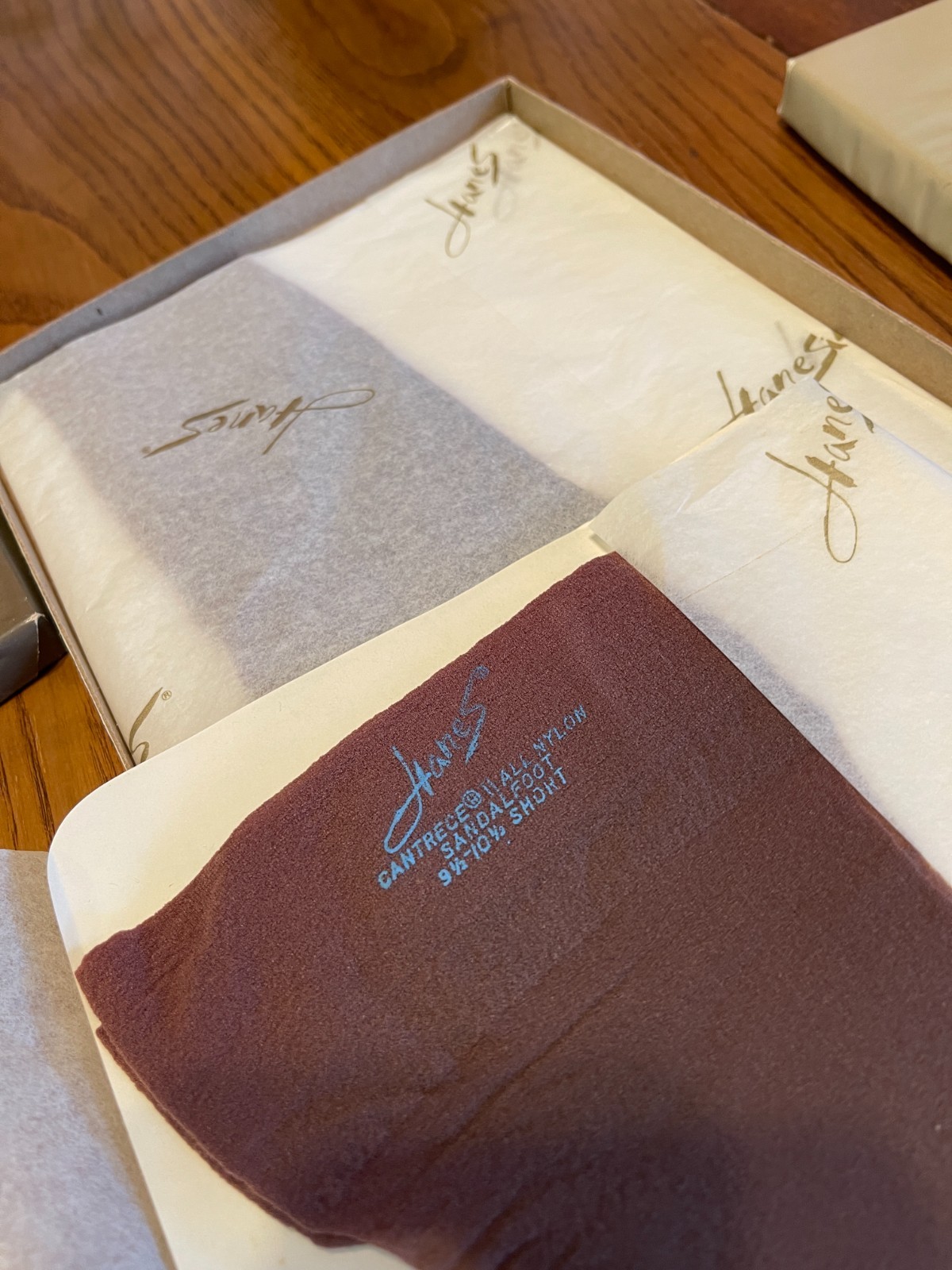 Hanes 9 1/2 – 10-1/2S 4 Pair Cantrece ll Sandlefoot Town Taupe Stocking VTG NOS