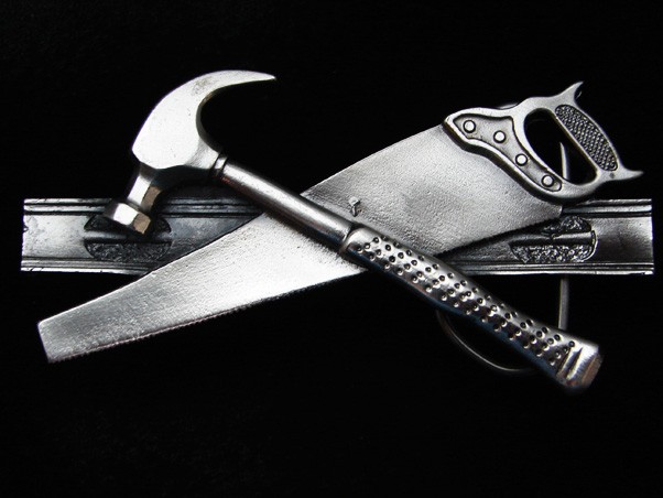 PI07141 *NOS* VINTAGE 1981 **SAW, HAMMER, LEVEL** CARPENTER TOOLS PEWTER BUCKLE