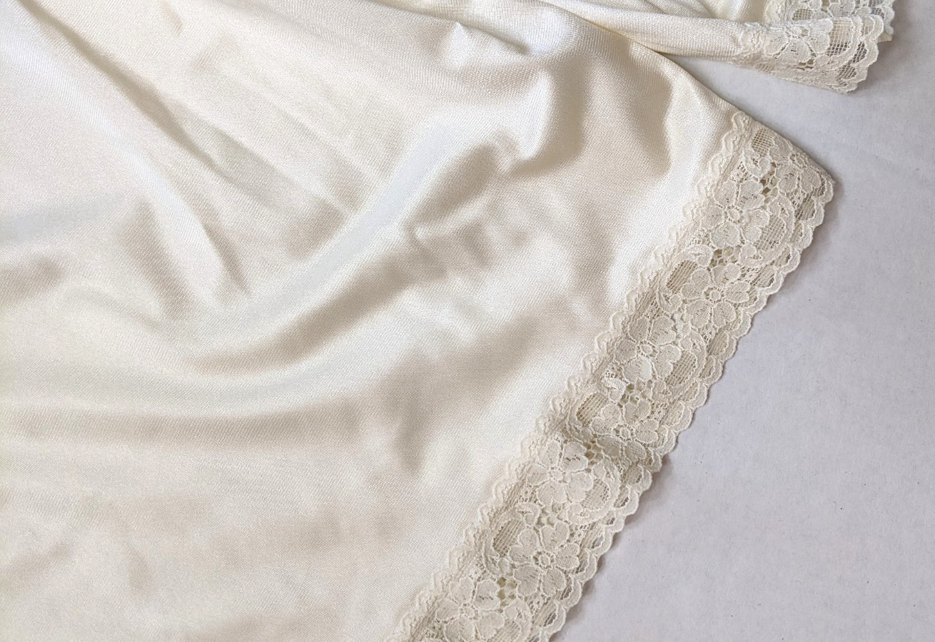 Vintage Vanity Fair Beige Lace Trim Bloomers SZ. Med/24″