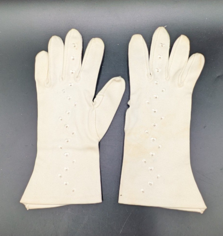 Vintage Ladies Cotton Gloves White Embroidered Eyelet Wrist Length Size M
