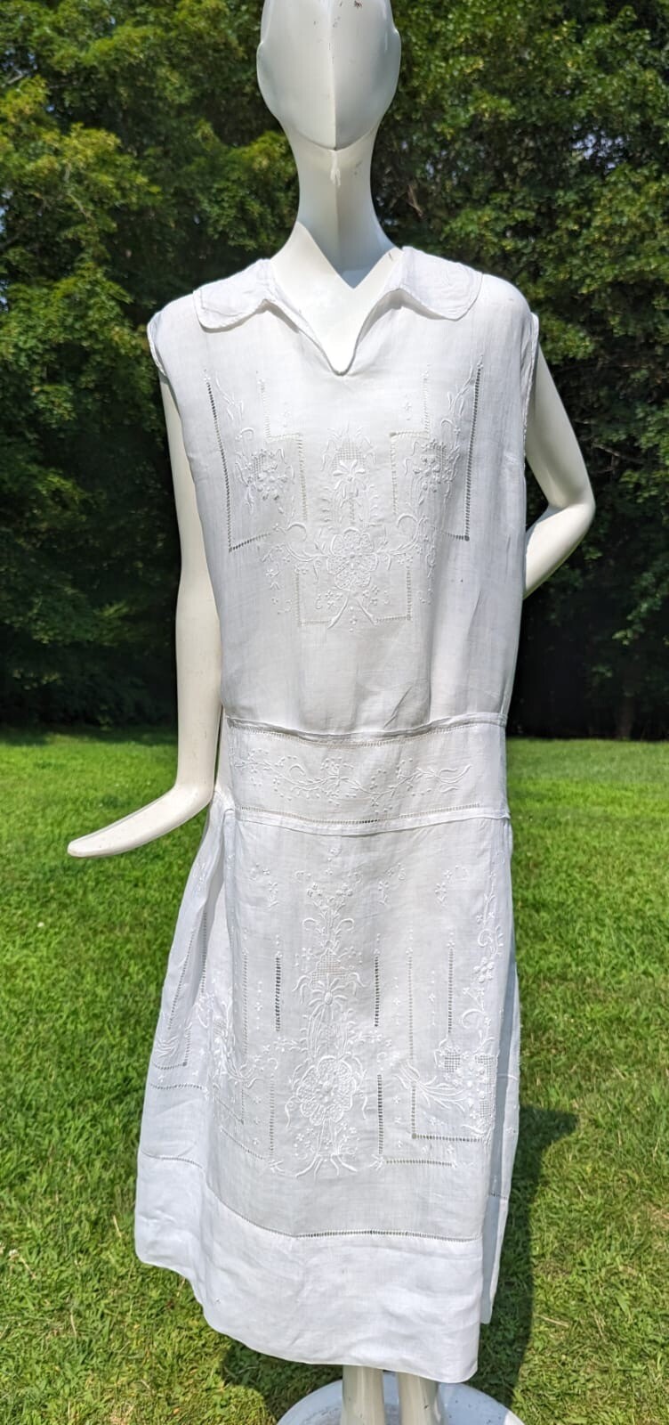FLAPPER 1920’S HAND EMBROIDERED WHITE LINEN DRESS W FLORALS + OPEN DETAIL