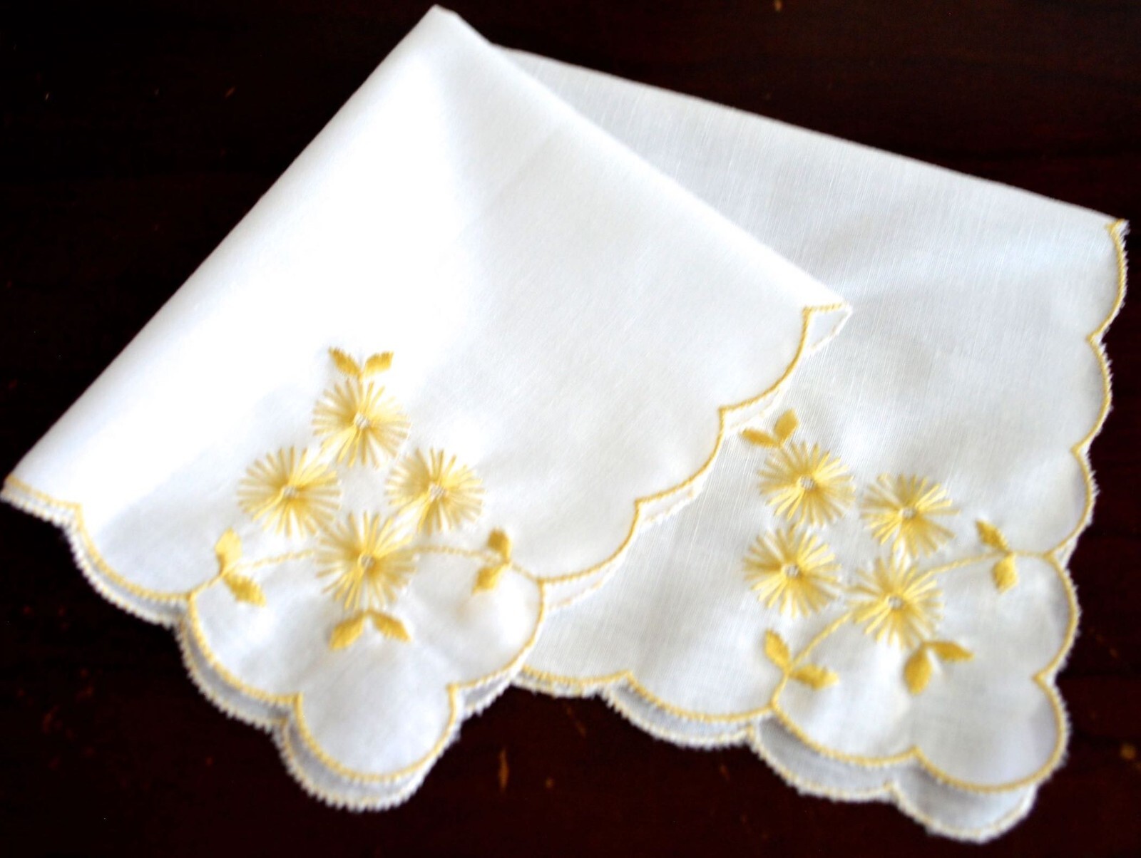 VINTAGE HANKY EMBROIDERED YELLOW GEOMETRIC FLORALS IN ALL 4 CORNERS SCALLOPED