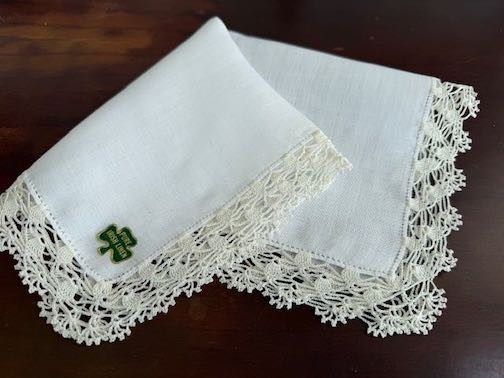 VINTAGE HANKY HANDKERCHIEF 1940s IRISH LINEN NEW W/TAG GORGEOUS HAND CROCHET