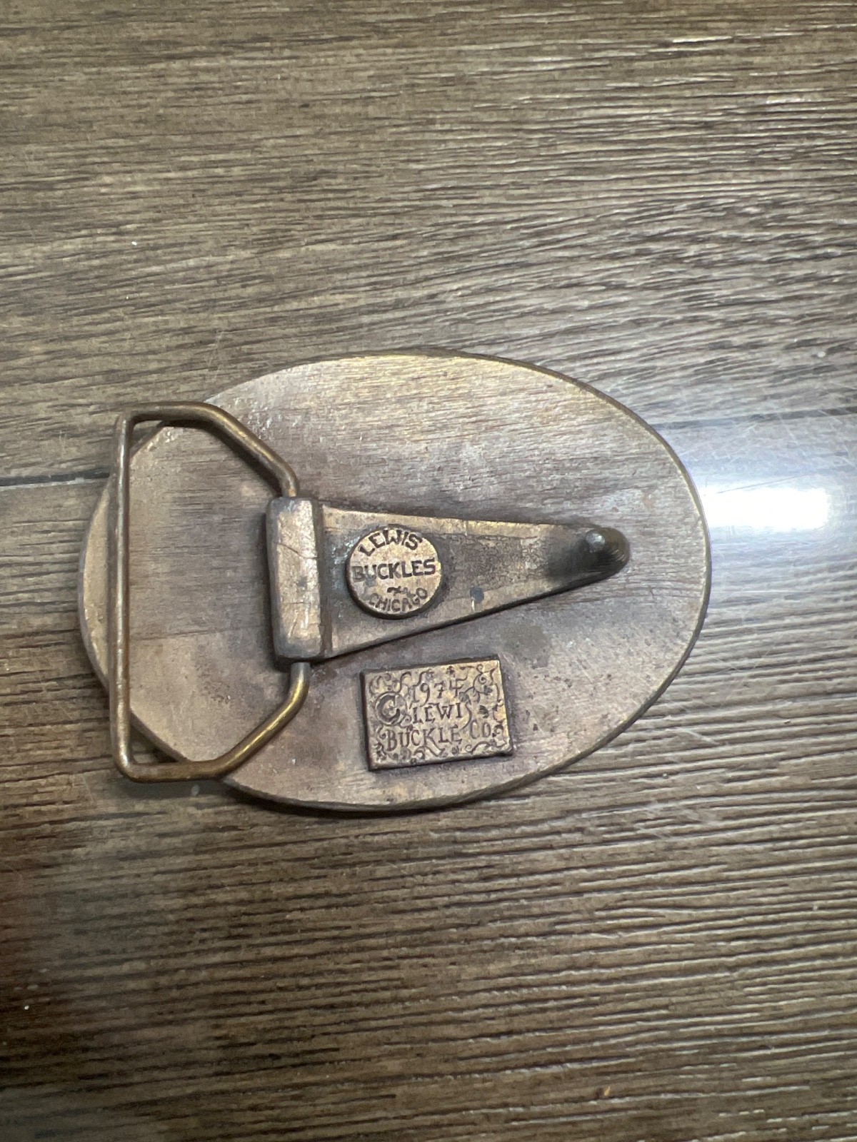 top gummed cigarette papers vintage belt buckle in great condition