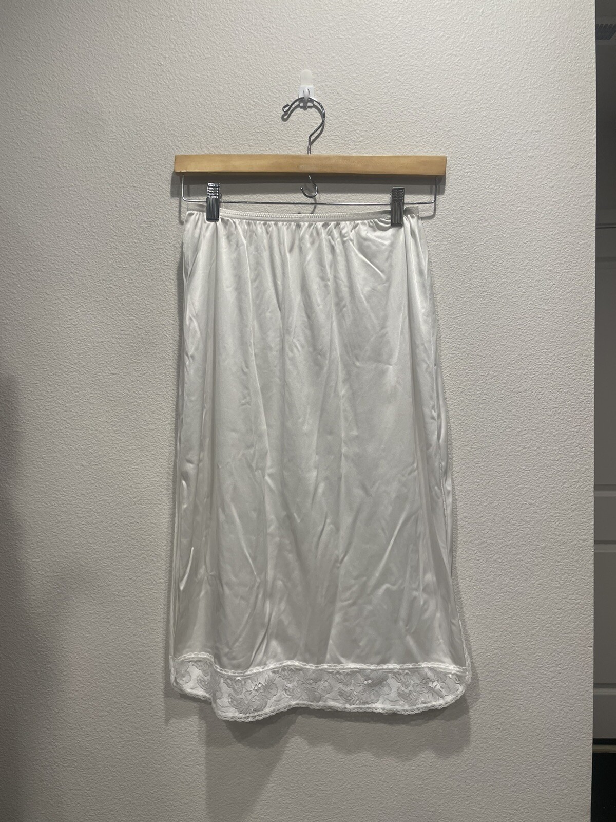 Vanity Fair White Half Slip Lace Trim Nylon Size M 28” Style 11-125 Side Slits