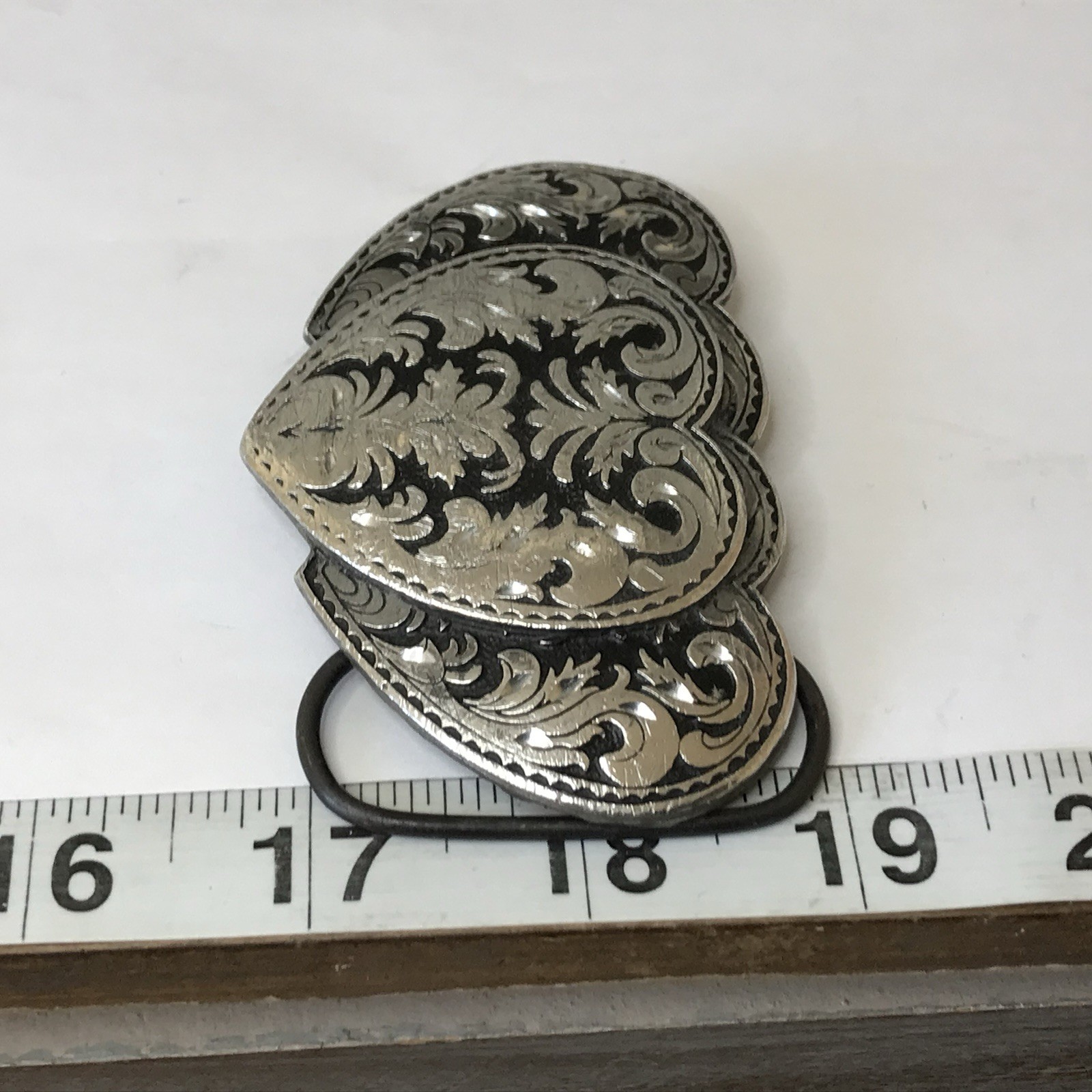 Vintage 1995 C&J Inc Silver Tone Triple Heart Belt Buckle (Z93)