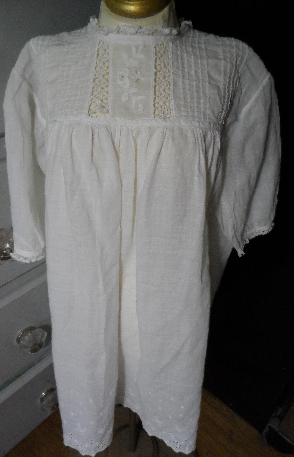 DARLING! INFANT ANTIQUE COTTON EMBROIDERED SCALLOPED PLEATED COLLAR DRESS