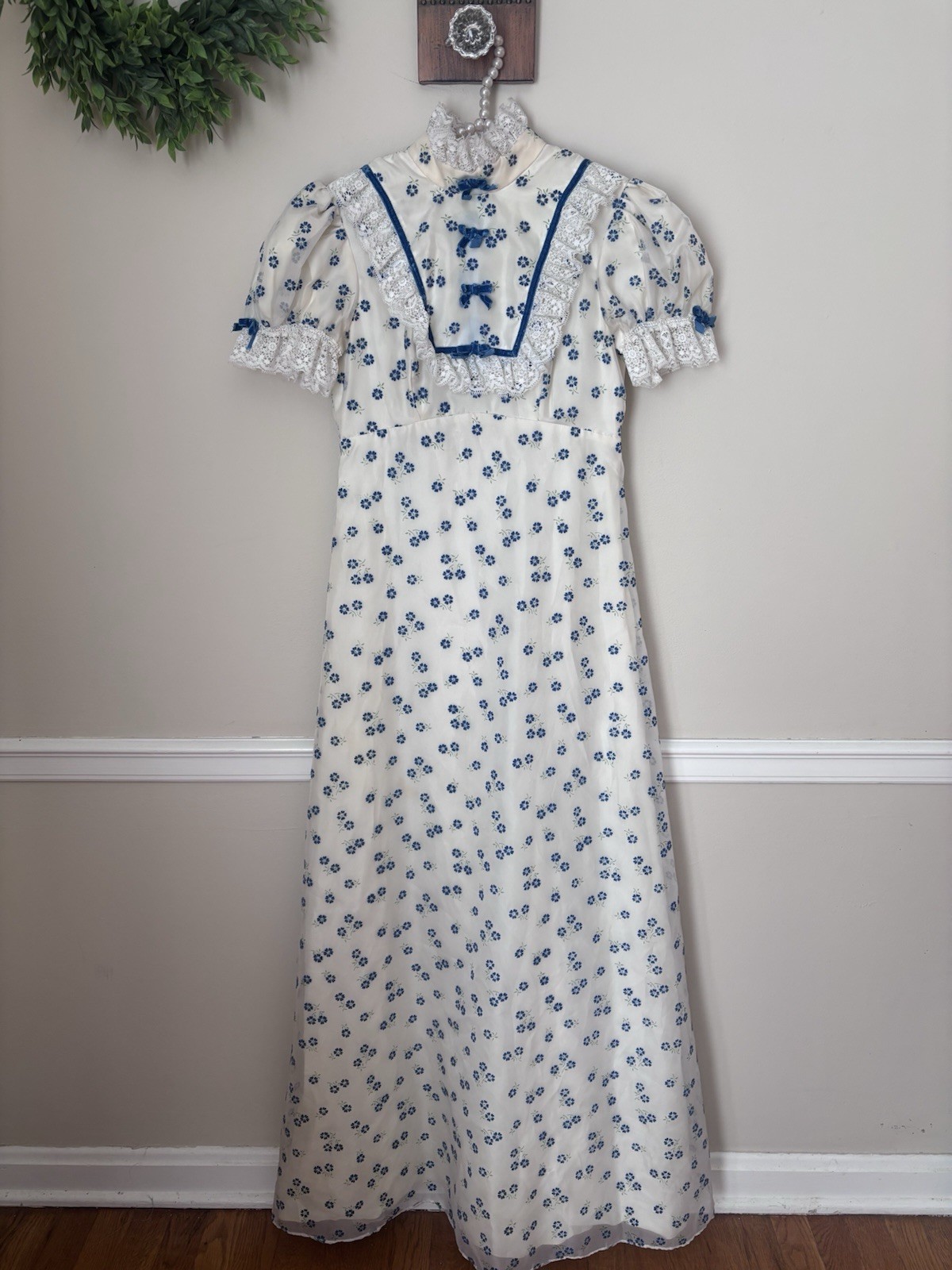 Vintage Womens Size 6 White Blue Floral Maxi Dress 1970s Short Sleeve Velvet Bow