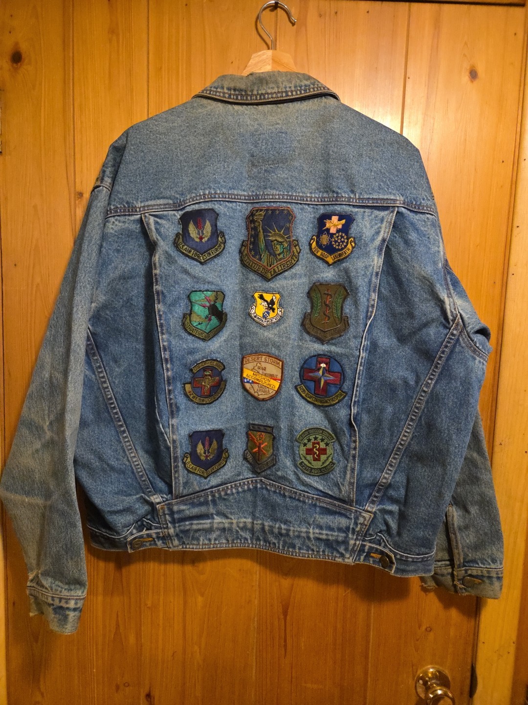 EXCELLED Vintage 80s XL Distressed Denim Jacket w/ USA Air Force Patches 24×26