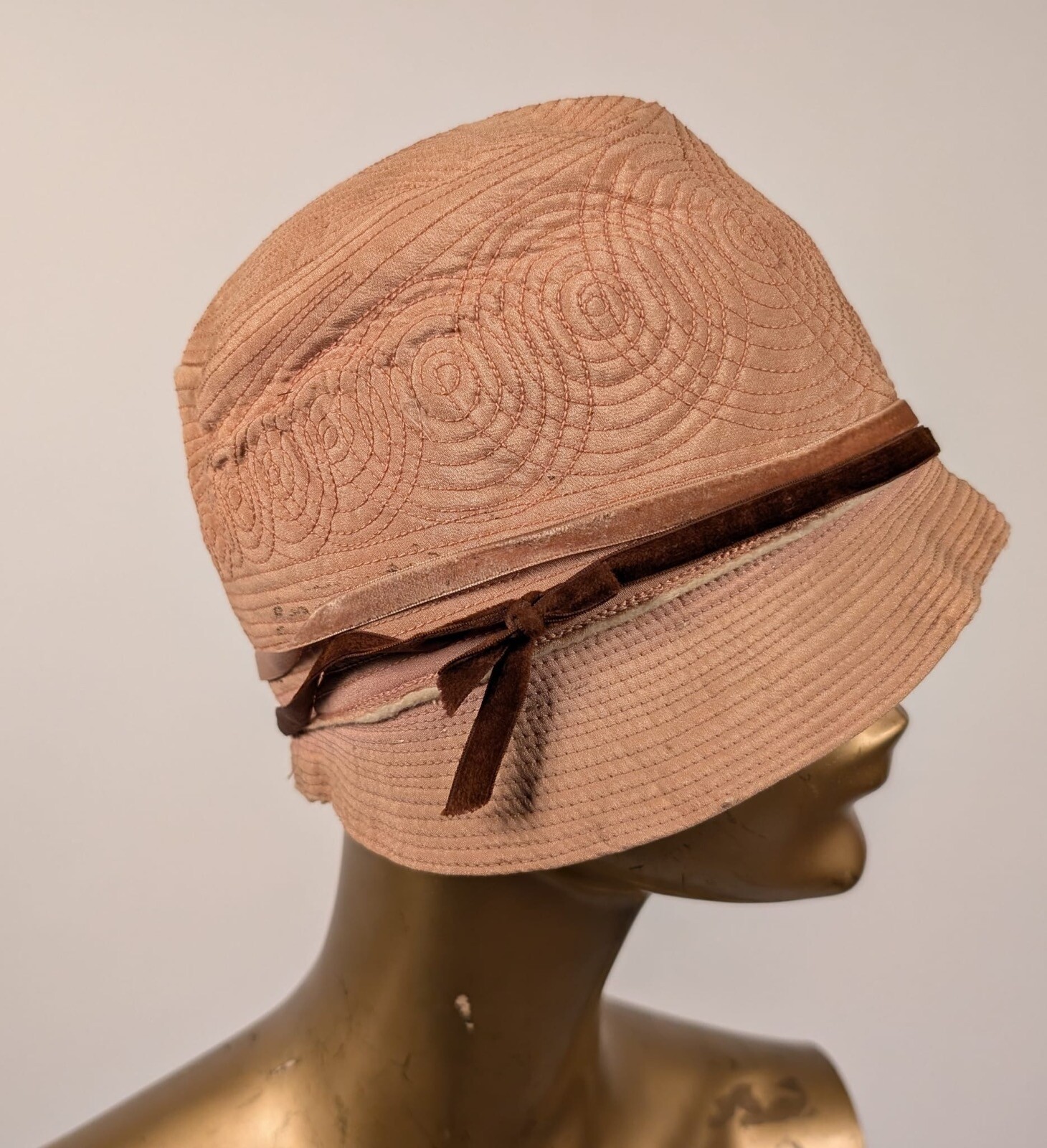 FLAPPER 1920’S QUILT STITCHED SILK CLOCHE HAT W GROSGRAIN TRIM