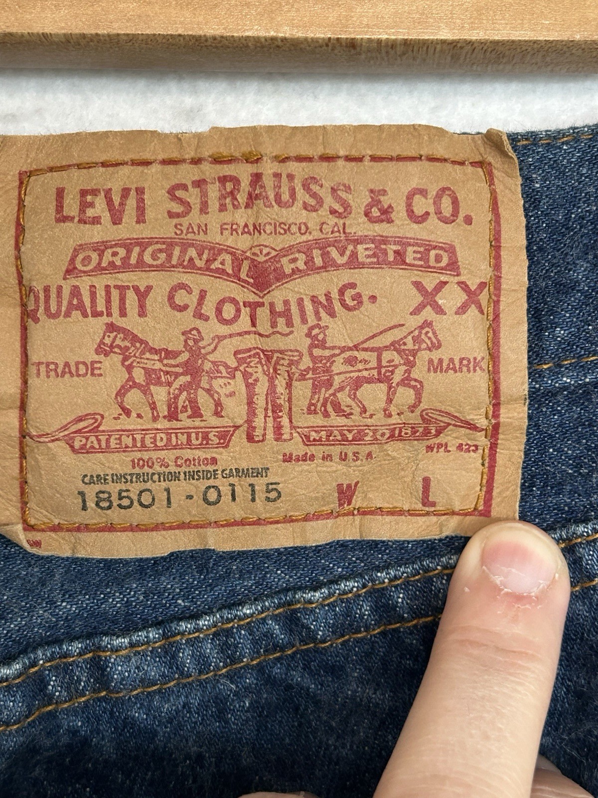 VTG Levis 501 Button Fly Jeans Womens (Fit 26×32) USA 90s Med Wash 18501-0115
