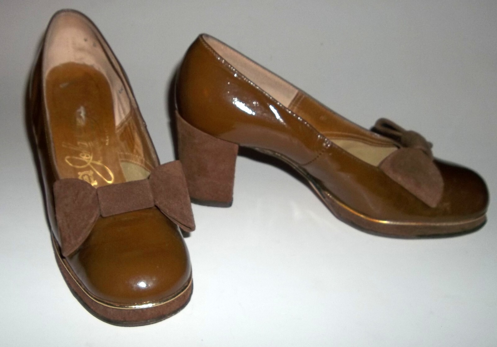 60s Vtg Brown Patent Leather & Suede Heel Bow Gold Trim Johansen Pumps Shoes Sz4
