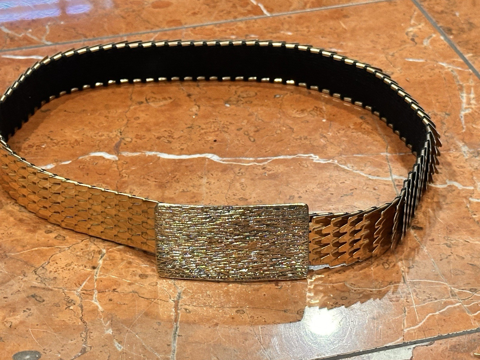 GOLD DISCO GLAM 1970S FISH SCALE 1″ WIDE BELT O/S S M L RECTANGLE BUCKLE EUC