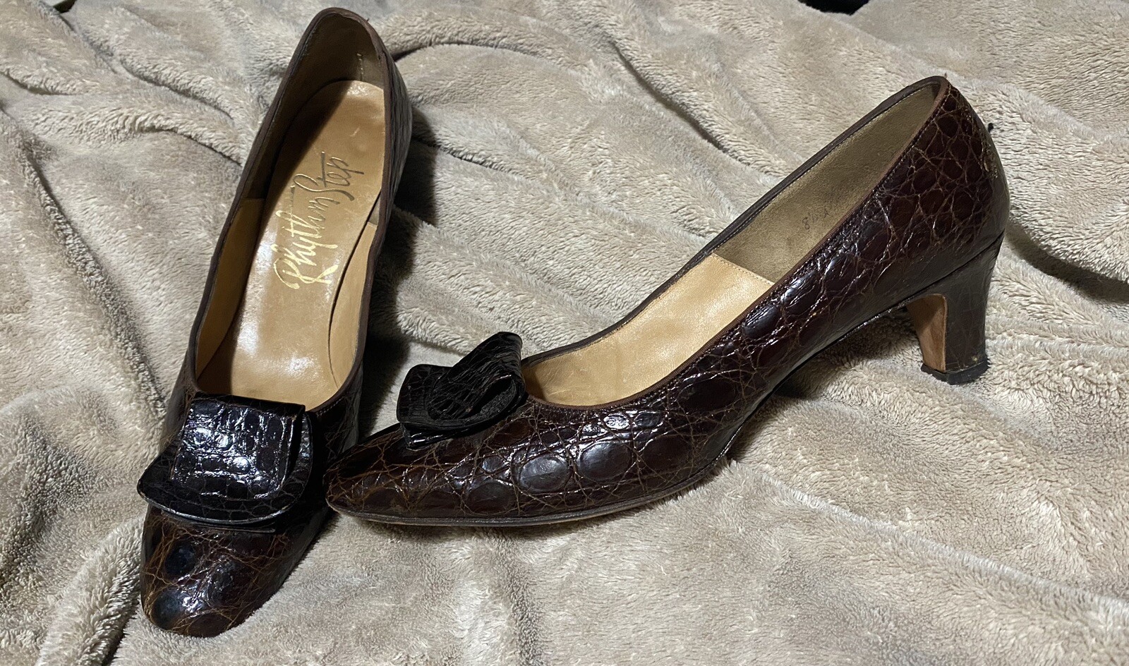 True VTG 1940s Rhythm Step Brown Alligator Leather Buckle 2” Heels SZ 8 1/2 AA