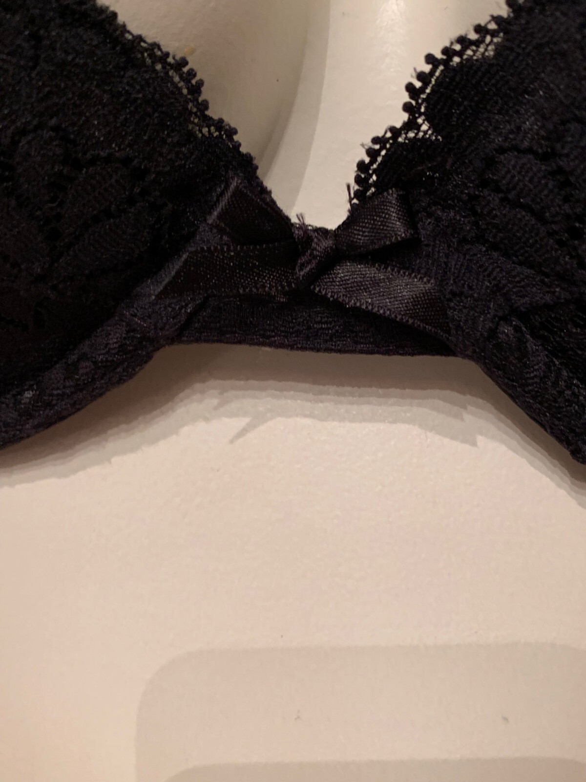 VINTAGE OLGA ~ BLACK LACE LIGHTLY PADDED PLUNGE UNDERWIRE BRA ~ SIZE 34C