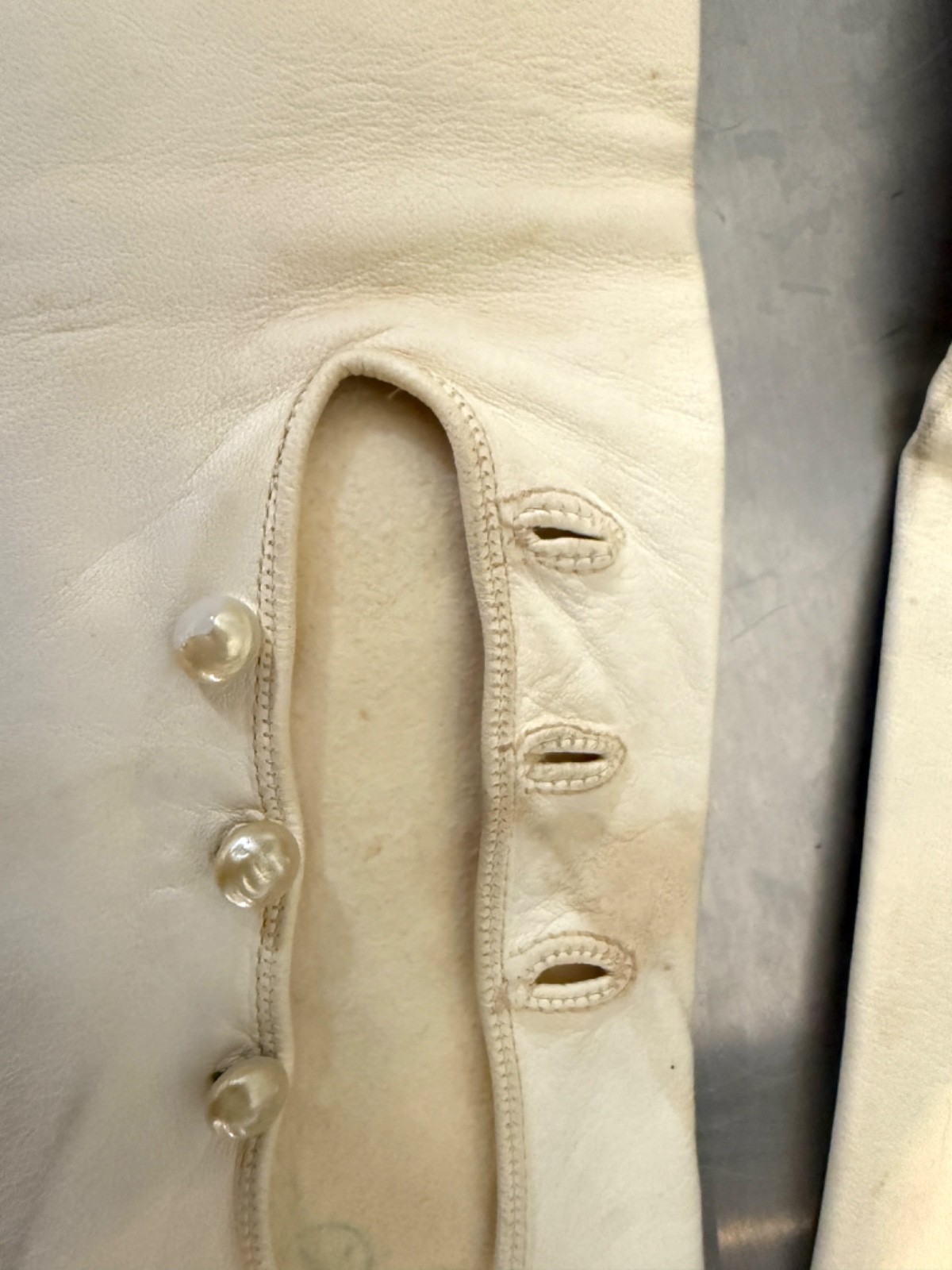 Vintage MId C Kid Leather Gloves 21″ Pearl Buttons White szs 7 Aris Italy
