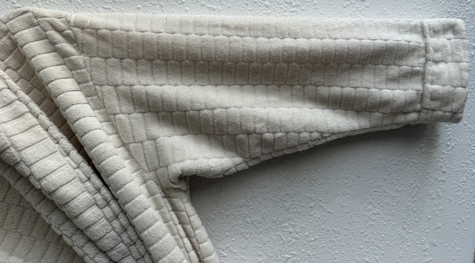Vintage 2000s Saks Fifth Avenue Ivory Plush Polyster Textured Belted Robe Size M