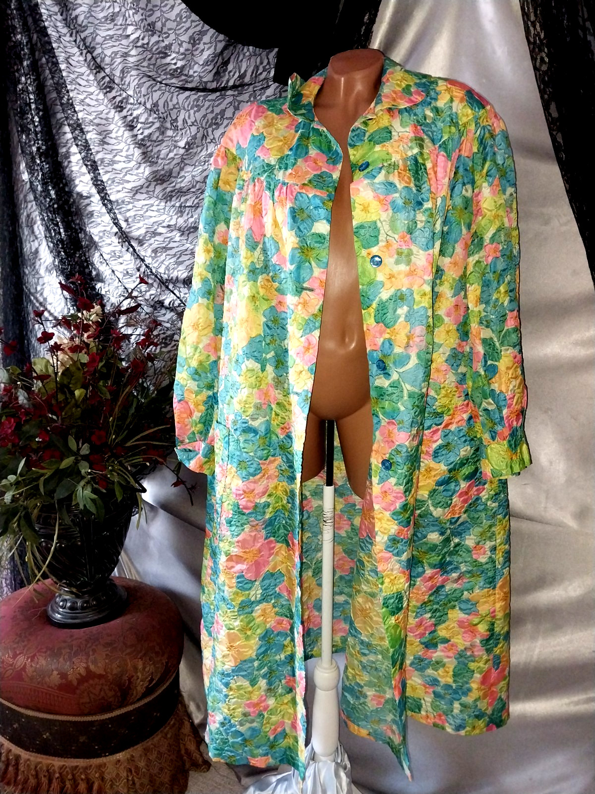VTG SATIN BRASSO 3D MONET ESQUE PAINTED FLOWER PETALS DUSTER SLICKER ROBE 60S OS