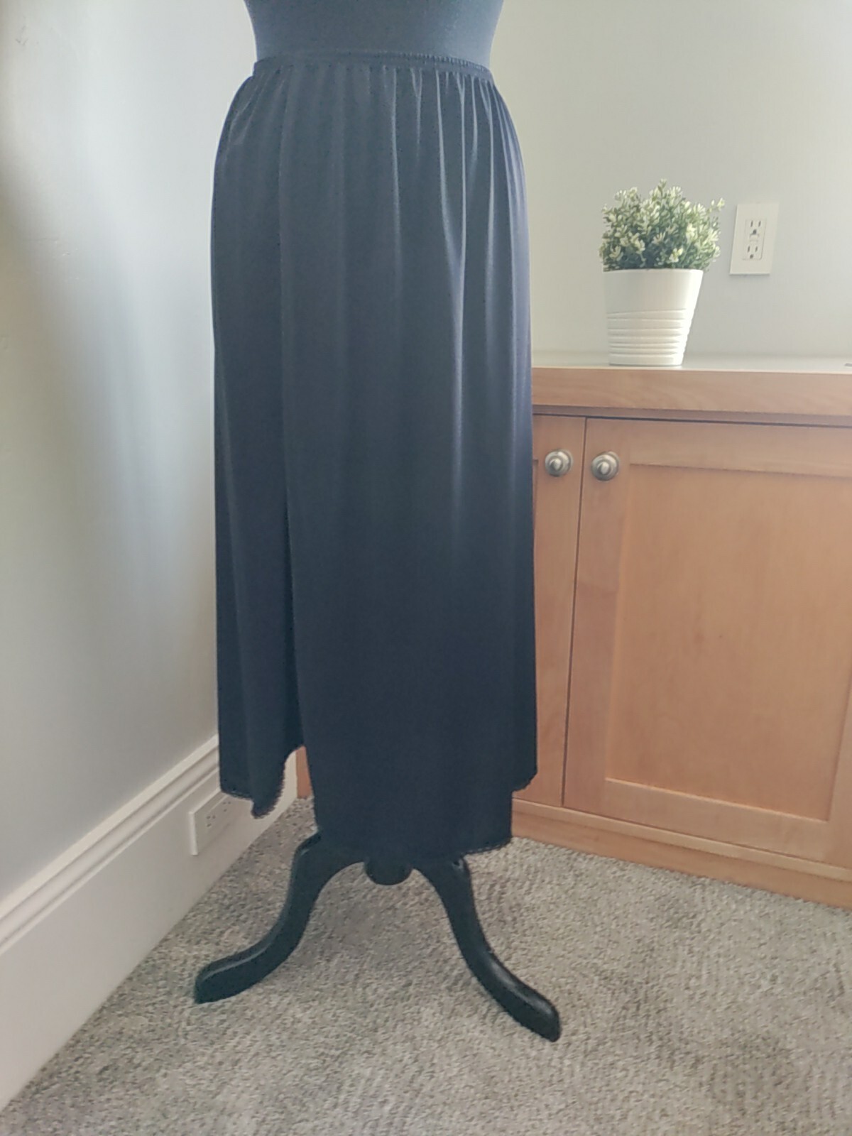 VTG 80s VANITY FAIR BLACK NYLON Long SLIP SKIRT Sz M 31″ long Slit Lace
