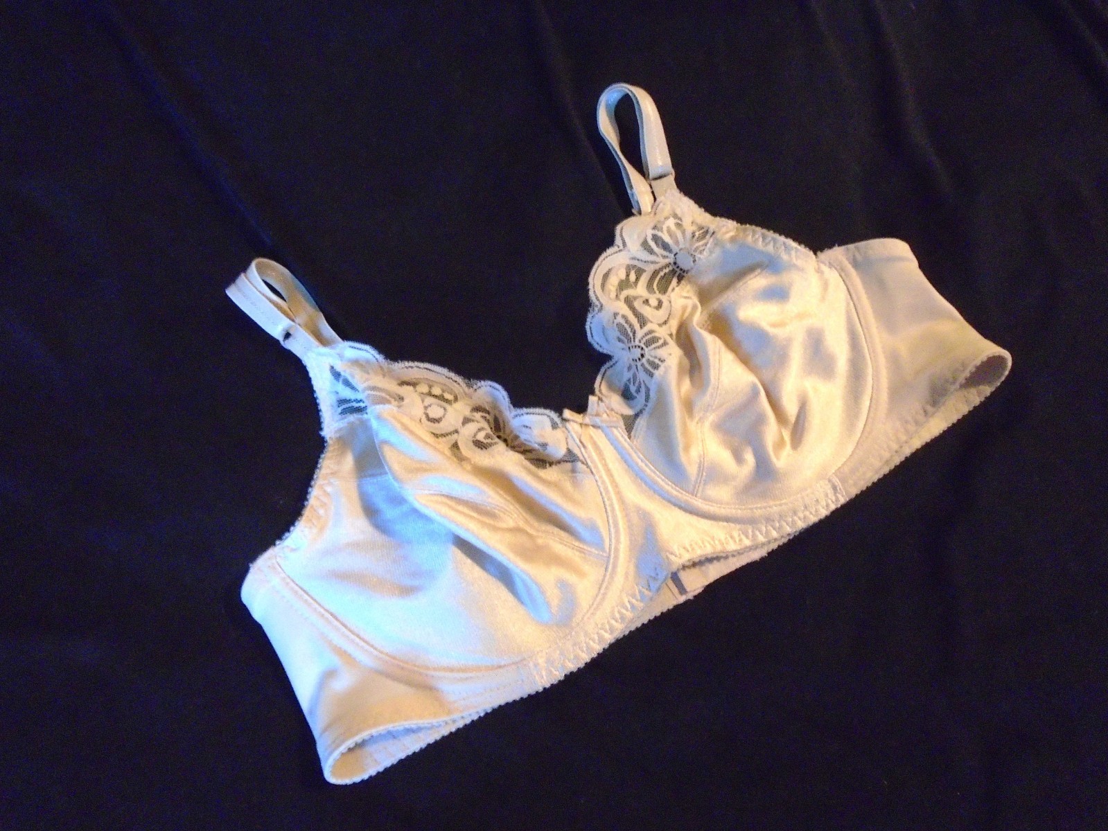 38B Nude Nylon U/W Unlined Vintage LILY OF FRANCE Minimizer Bra #1504 38B
