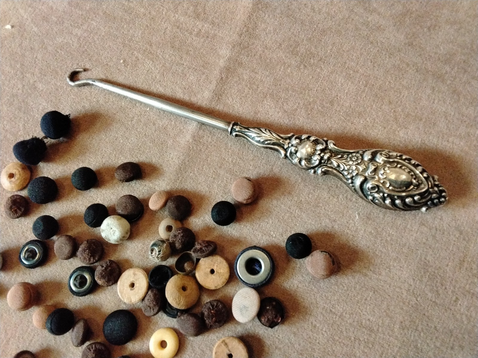 Antique Sterling Silver Button Hook With Ornate Handle W Shoe & Glove Buttons