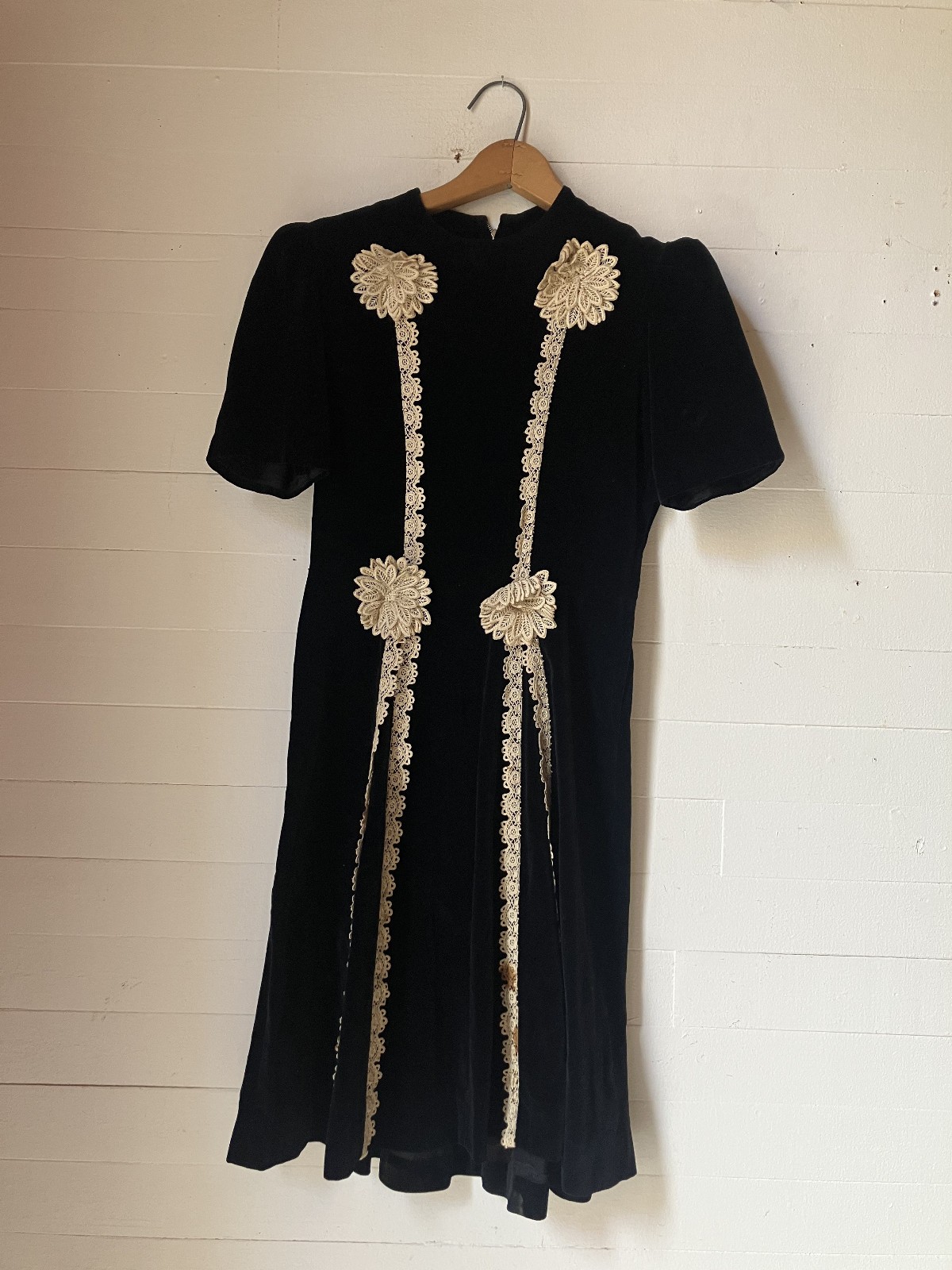 1940s Black Velvet Dress Lace Details 34x26x37 AR FL