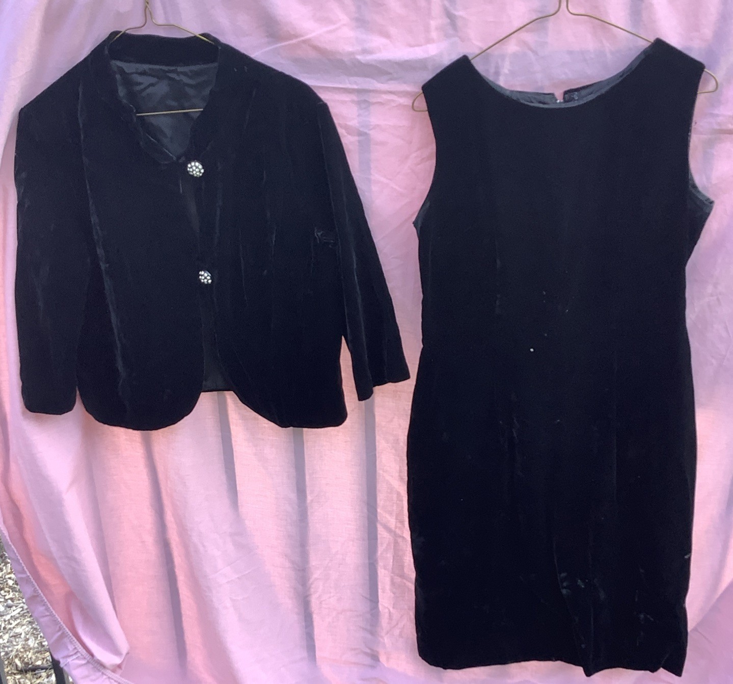 VINTAGE 1960’s BLACK CRUSHED VELVET SHEATH DRESS & JACKET SET SUIT