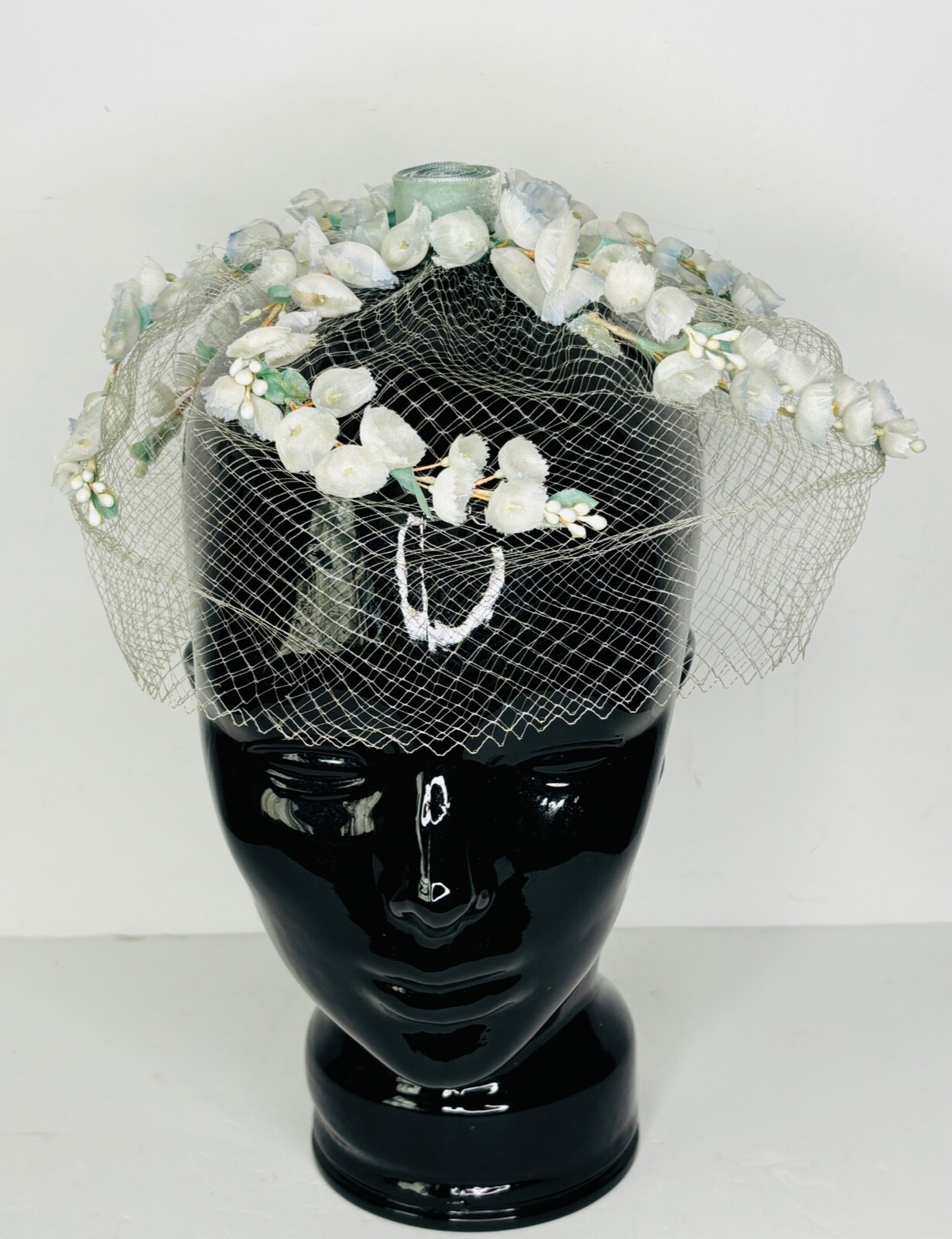 VTG MOD 60’S LOVELY!BLUE RIBBON&WHITE FLORAL MESH VEIL FASCINATOR NET CAGE HAT