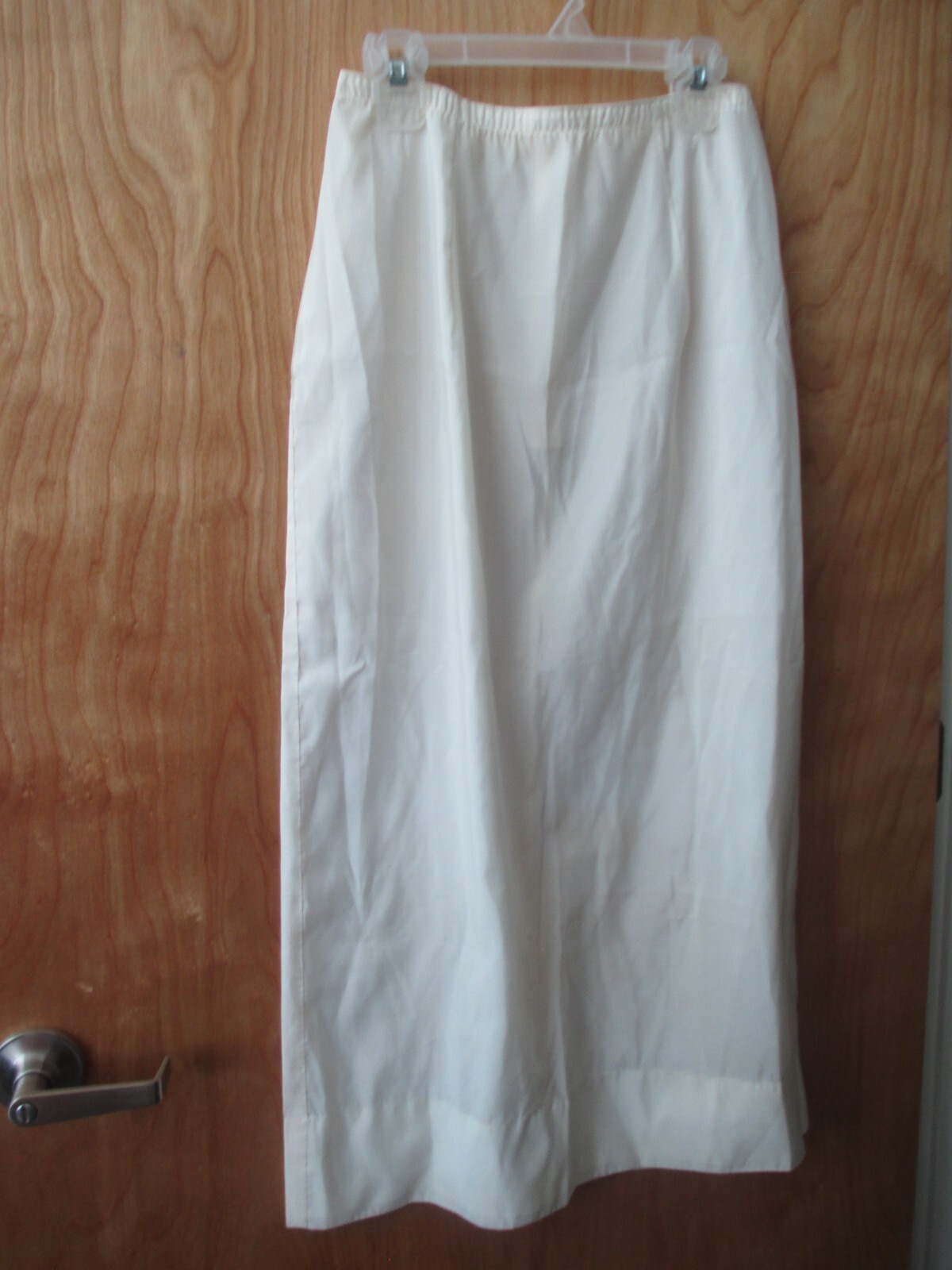 WOMAN’S PEMBROOKS HALF SLIP VINTAGE SLIP ZIPPER ON SIDE