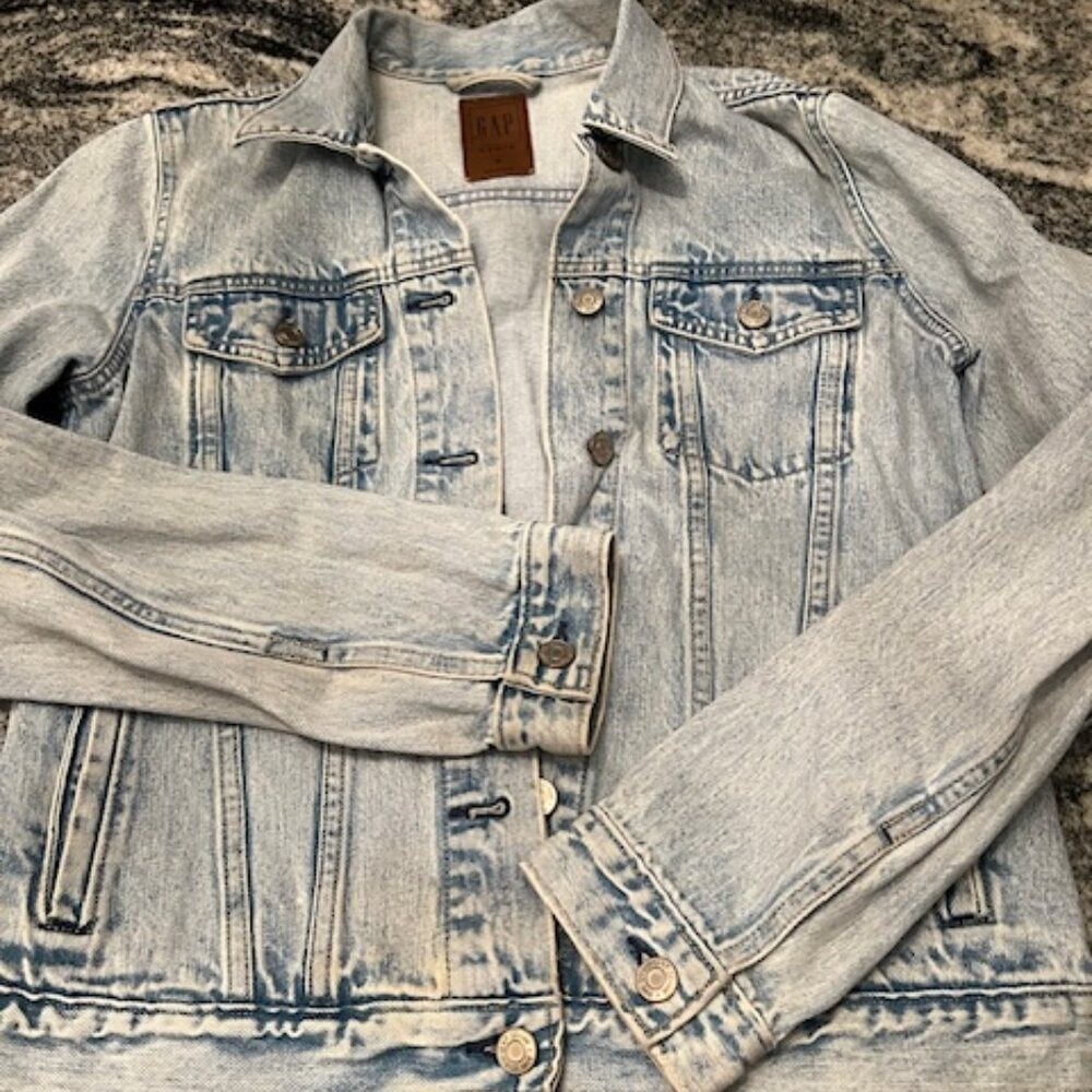 Vintage GAP denim trucker jean jacket. Light blue acid wash Women’s Size Small