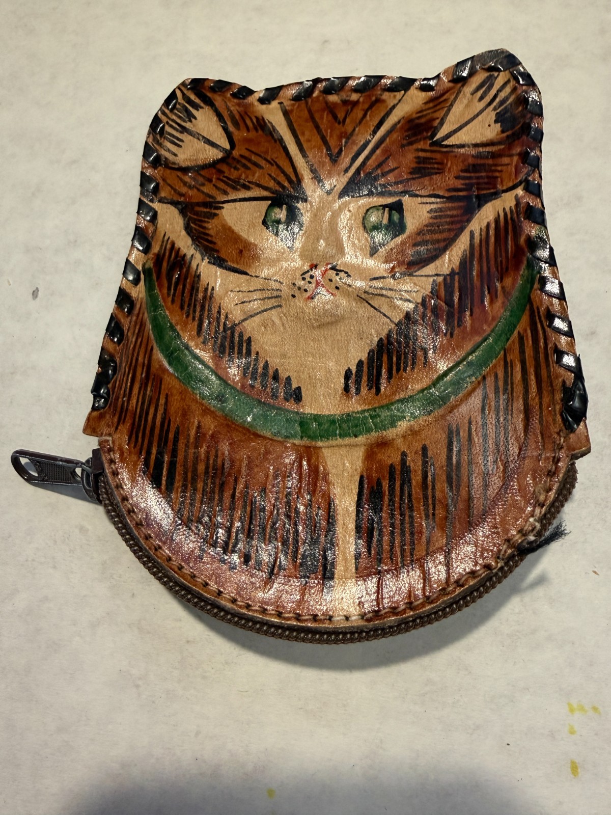 Hand MADE KITTY CAT COIN PURSE UNKNOWN PLASTIC? TOOLED ZIP CLOSURE