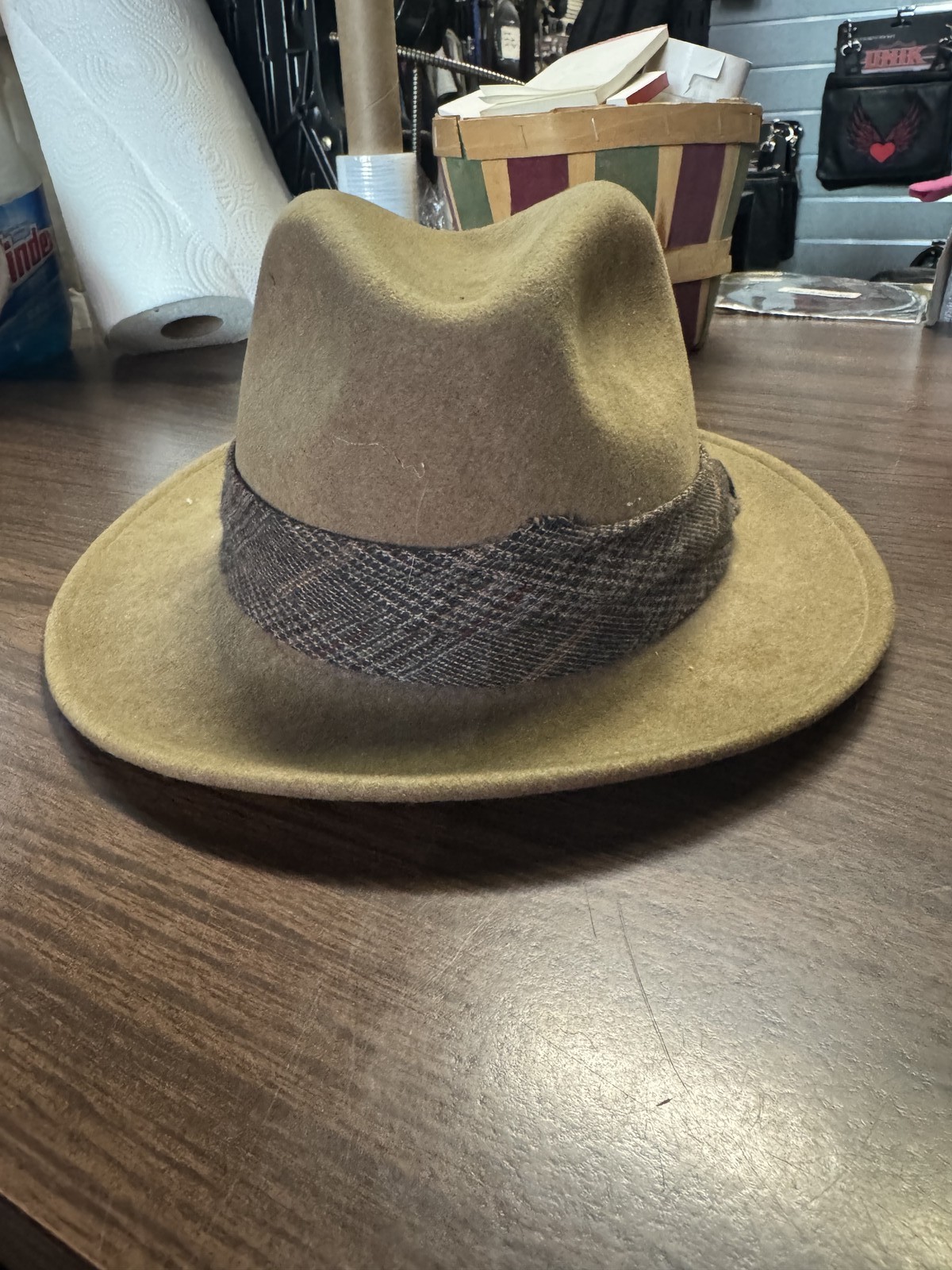 Vintage Olive Felt Fedora Hat with Plaid Band for Unisex Adults – Pre-owned