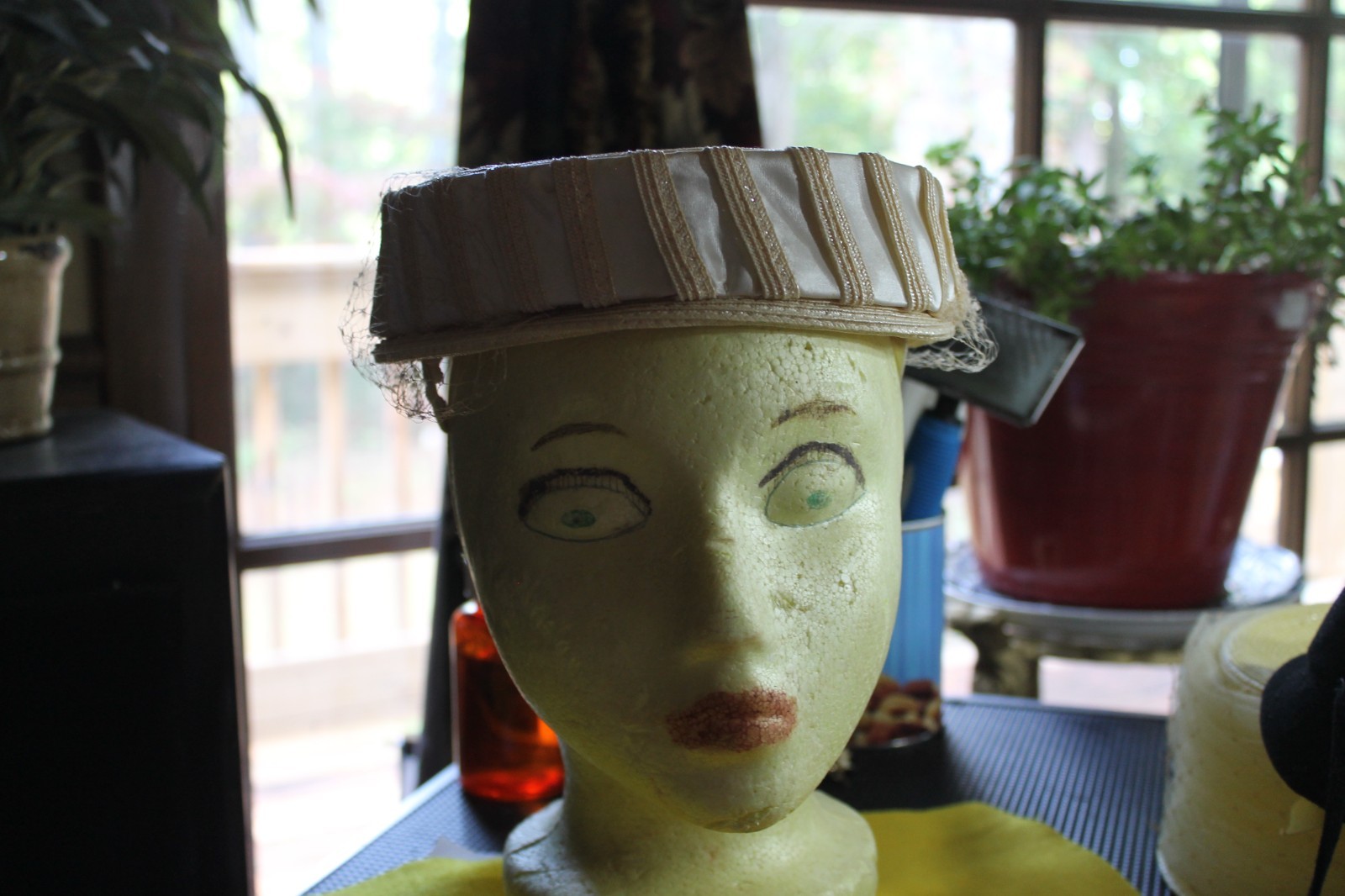1950;S SILK STRAW VINTAGE FASINATOR HAT PEACHWITH VEIL HALO STYLE