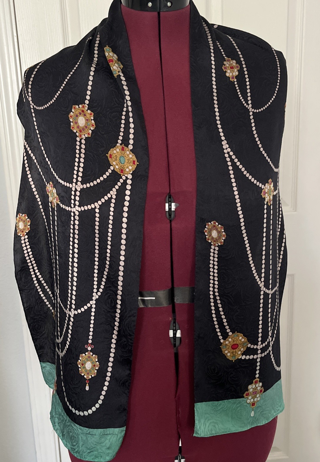 Ginnie Johansen 80’s Baroque Style Jewel & Pearl Motif 100% Silk 57×10