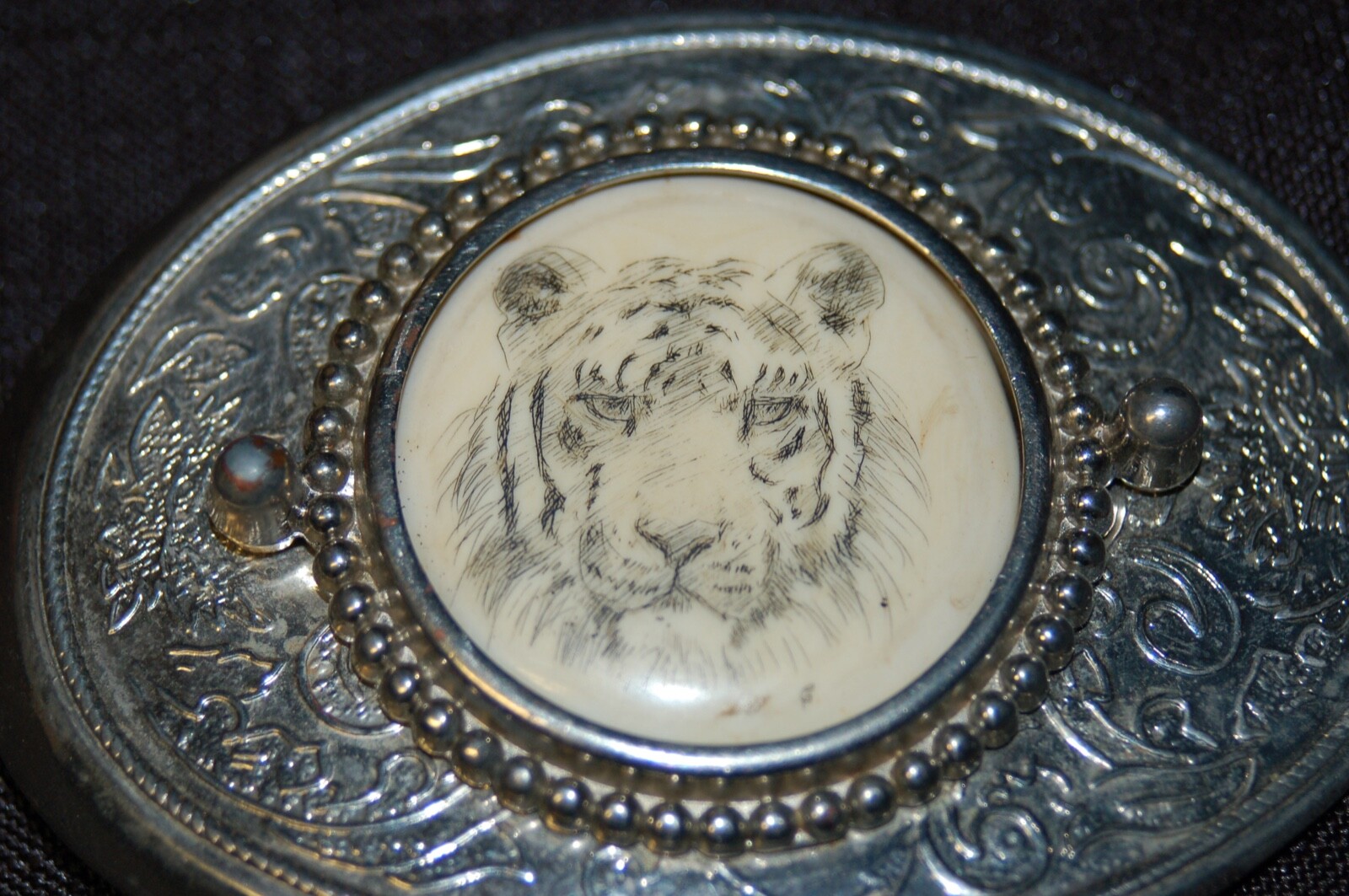 Vintage Silver Belt Buckle with Lion Etched Image 3 1/2″ x 2 1/2″
