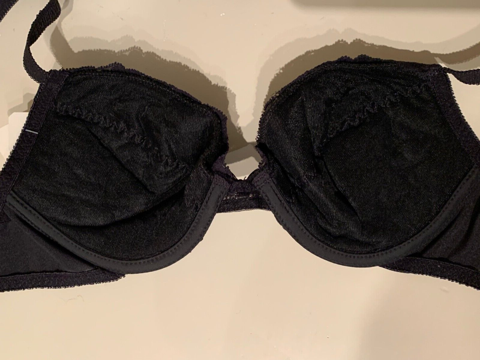 VINTAGE OLGA ~ BLACK LACE LIGHTLY PADDED PLUNGE UNDERWIRE BRA ~ SIZE 34C