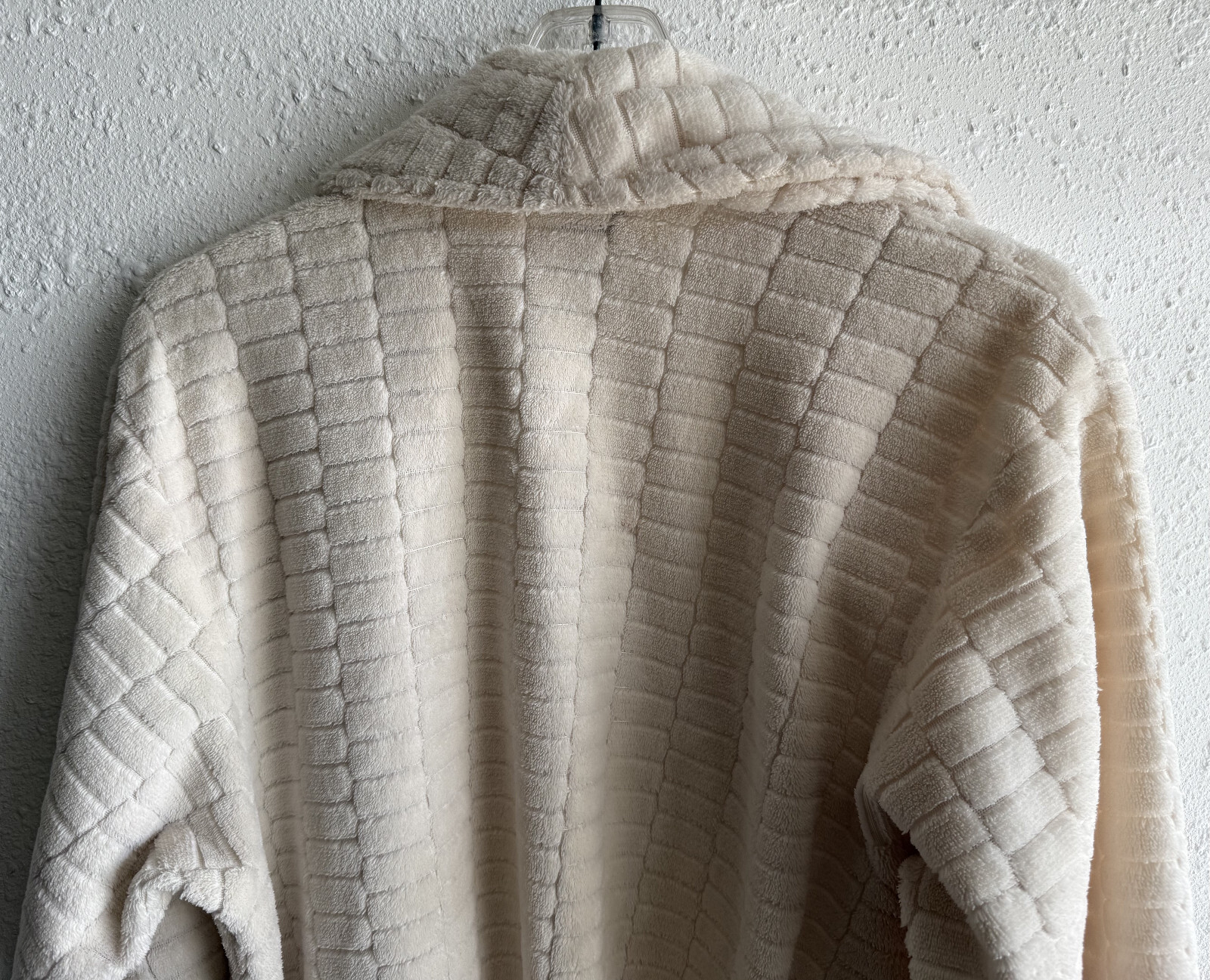 Vintage 2000s Saks Fifth Avenue Ivory Plush Polyster Textured Belted Robe Size M
